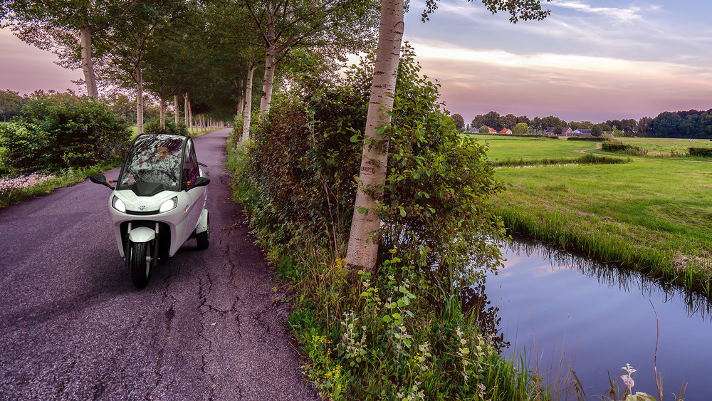 Carver ontwikkelt, produceert en verkoopt innovatieve voertuigen waarmee slimmer, sneller en duurzamer kan worden gereisd. In april kondigde het mobiliteitsbedrijf uit Amsterdam haar eerste stadsvoertuig aan: de elektrische low-speed Carver. De overkapte Carver valt in de Nederlandse scooterklasse, is 88 centimeter breed, 159 centimeter hoog en heeft een topsnelheid van 45 km/u. Het bedrijf is de opvolger van Carver Technology uit ’s Gravendeel dat al in 2003 internationale bekendheid verwierf met de Carver One, een smal driewielig motorvoertuig met een unieke technologie en dito rijeigenschappen. Gepatenteerd kantelsysteem De Carver is een ‘enclosed narrow vehicle’ (ENV) met een technologie die uniek is in de wereld. Met de gepatenteerde kanteltechnologie – een Nederlandse innovatie – verenigt de Carver twee tot nog toe onverenigbare werelden: het comfort en de veiligheid van een auto met het gemak en de wendbaarheid van een scooter. Daarmee krijgen forensen en stedelingen vanaf oktober een slimmer, sneller en duurzamer alternatief voor de traditionele auto, motor of scooter.