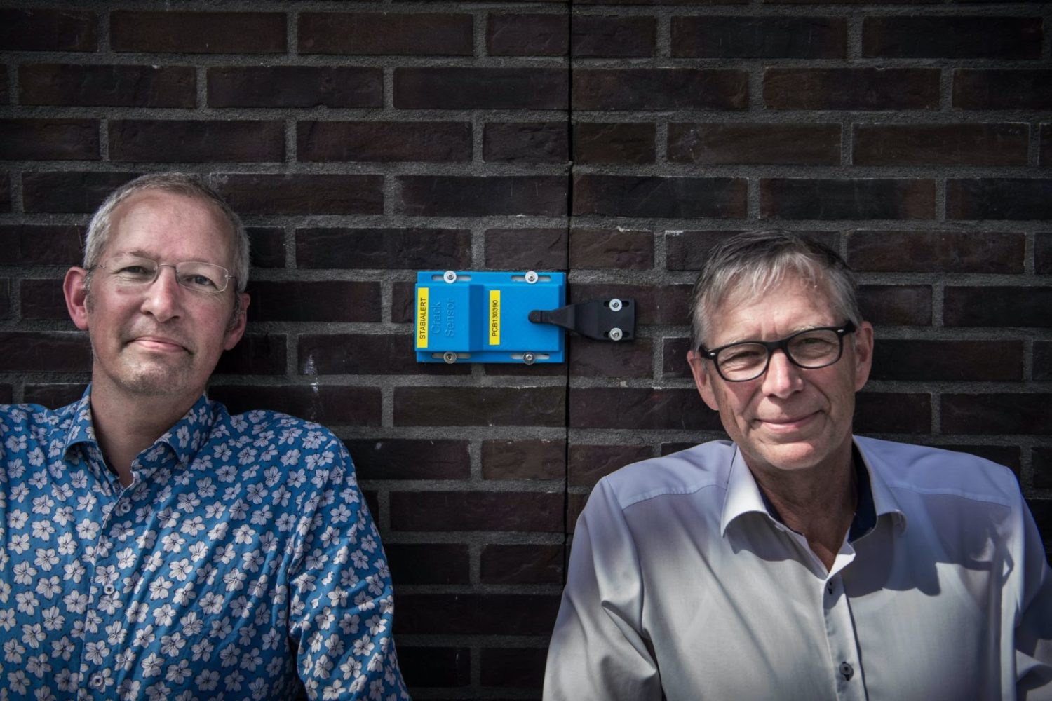 Unieke digitale scheurmeter monitort scheuren in gebouwen, bruggen, dijken en tunnels