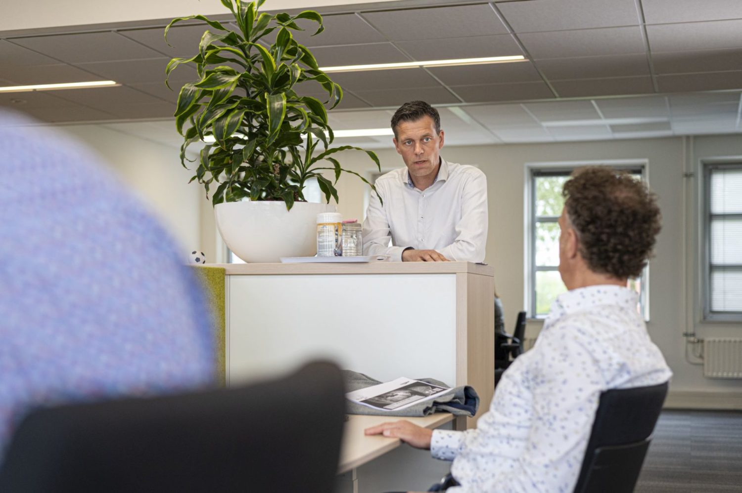 NOM collega's met elkaar in gesprek