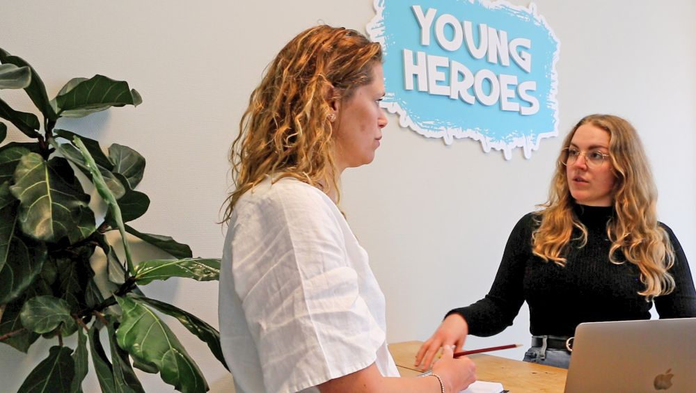 Eva van Leeuwen en Sarah Hoeckner van Young Heroes in gesprek met elkaar