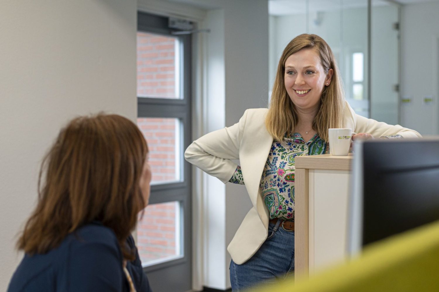 Twee collega's met elkaar in gesprek