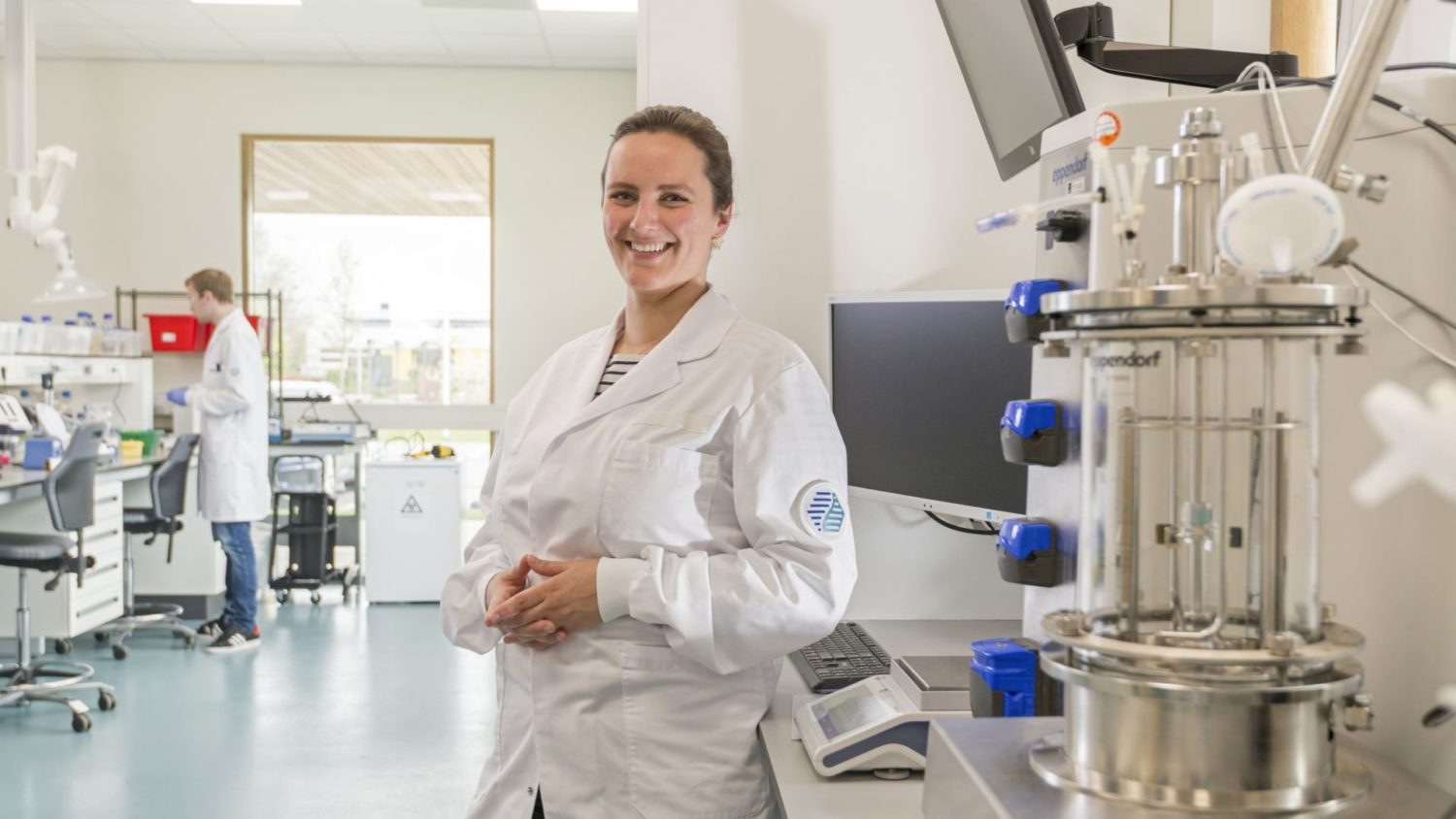 Linda Dijkshoorn, CEO en oprichter EV Biotech in een lab.