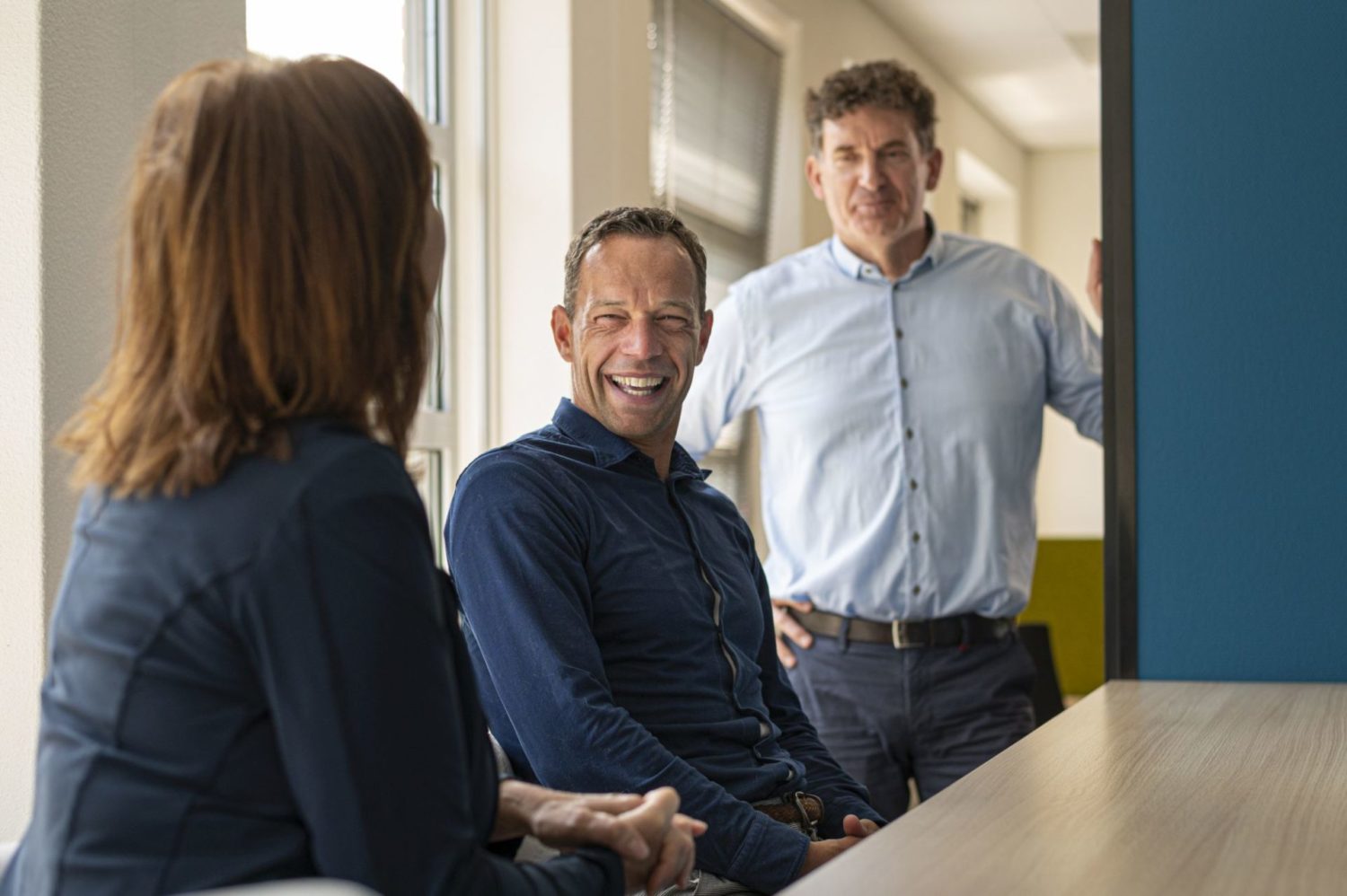 Drie NOM collega's met elkaar in gesprek