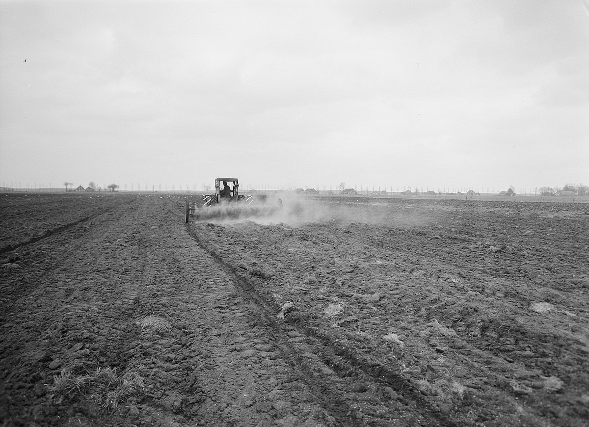 Borger, Drenthe. Foto van een akker met een trekker.