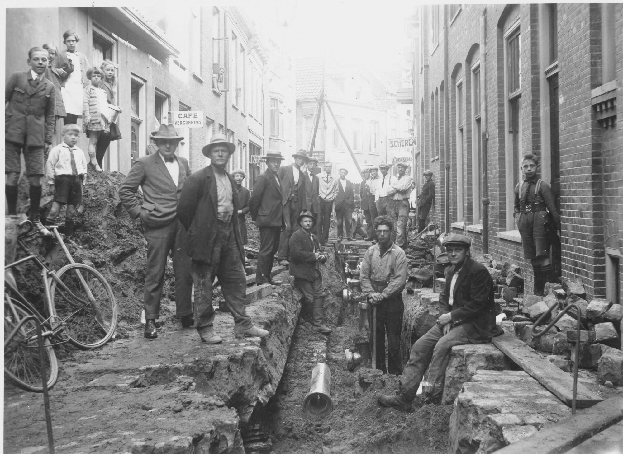 Foto van de Akerkstraat in Groningen, waar de waterleiding open ligt