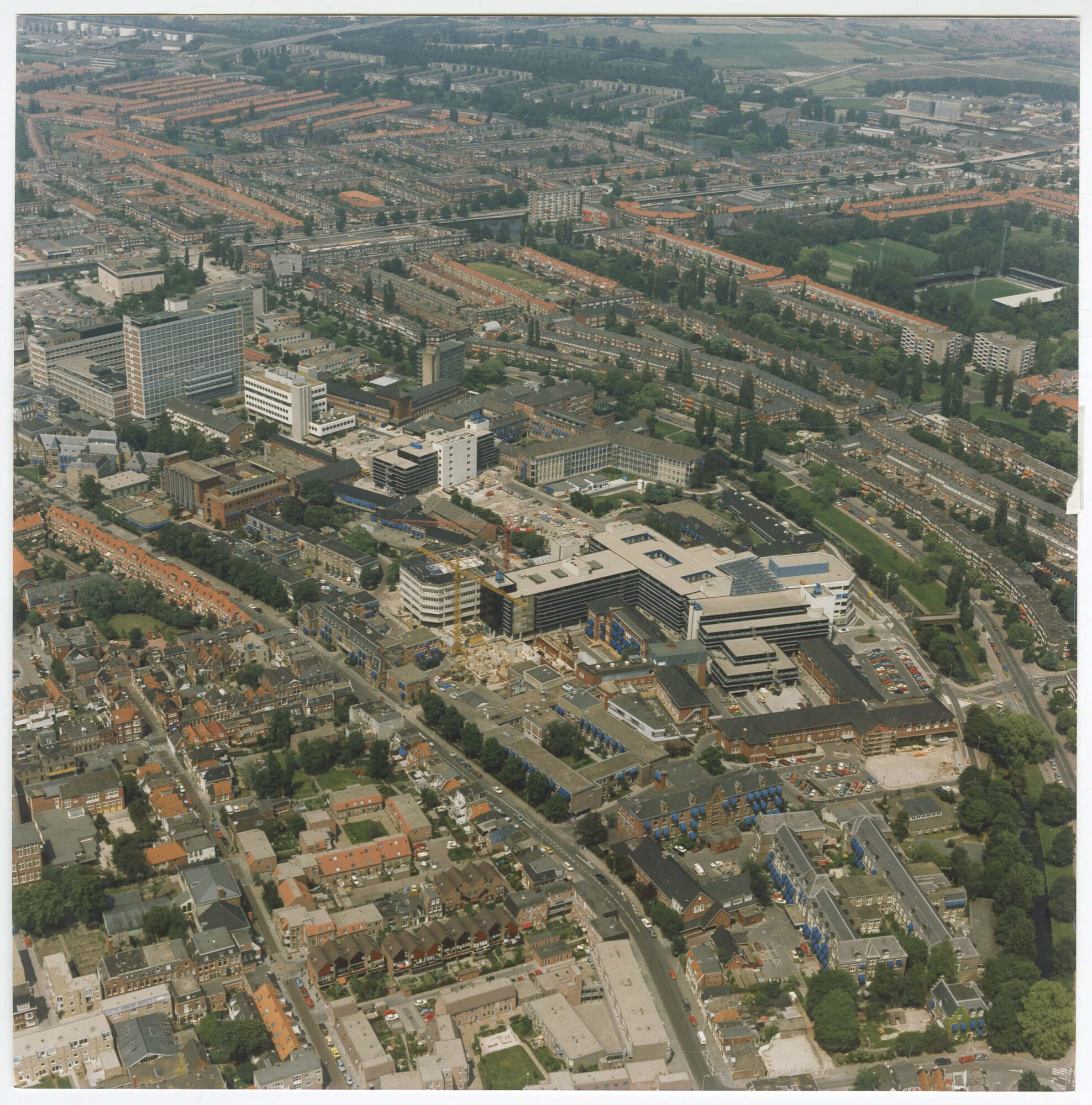 Luchtfoto van het Academisch Ziekenhuis Groningen, gezien naar het noorden