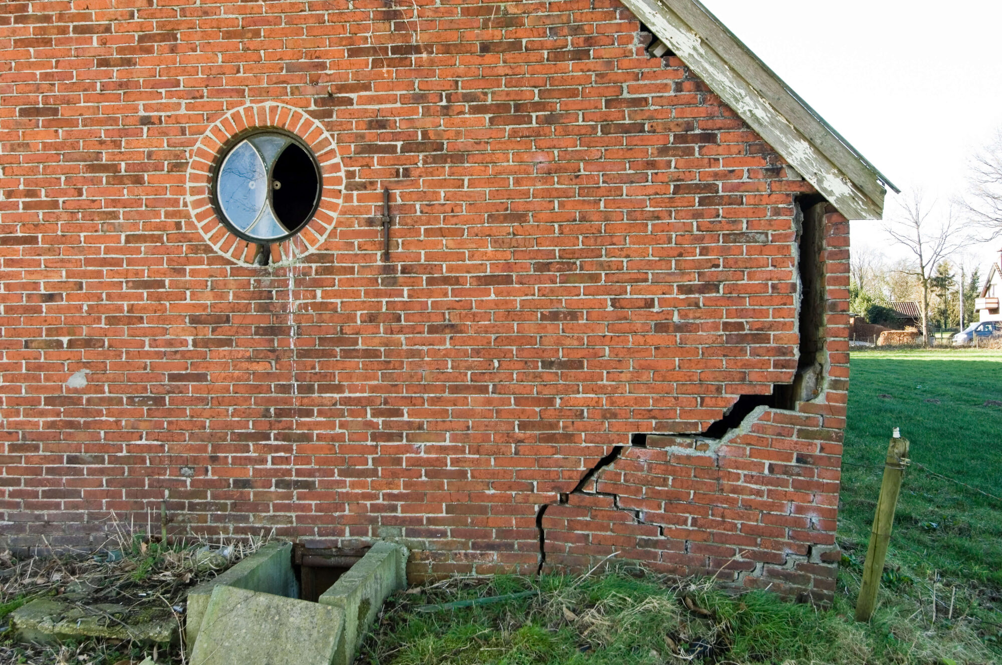 Huis met aardbevingsschade.