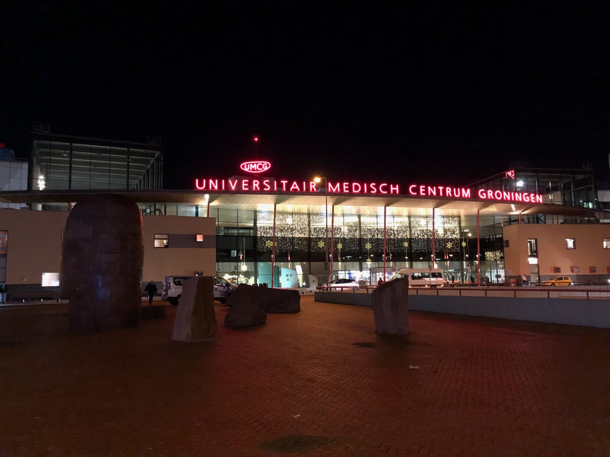 Universitair Medisch Centrum Groningen in het donker