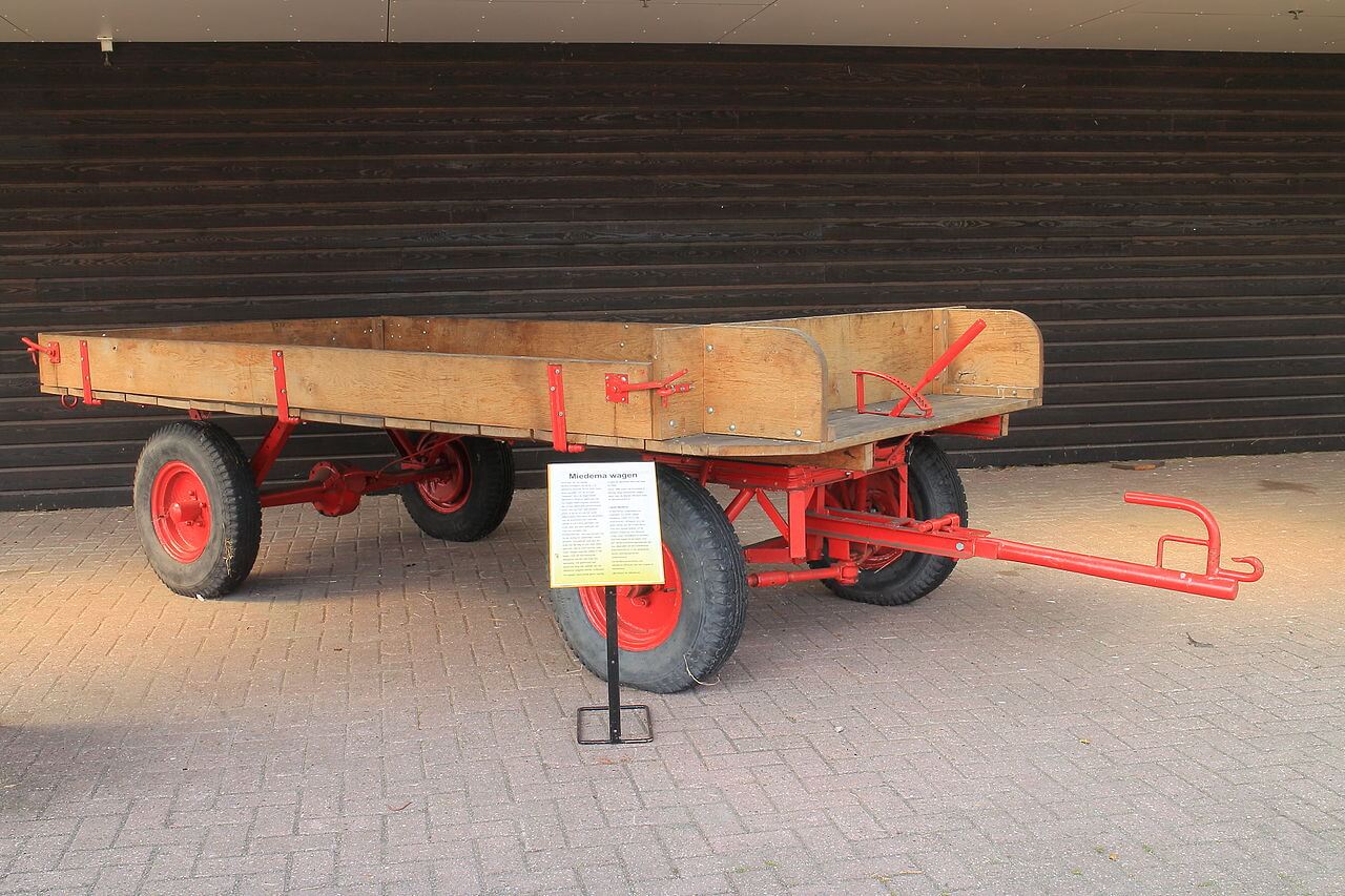 Een landbouwwagen van Miedema