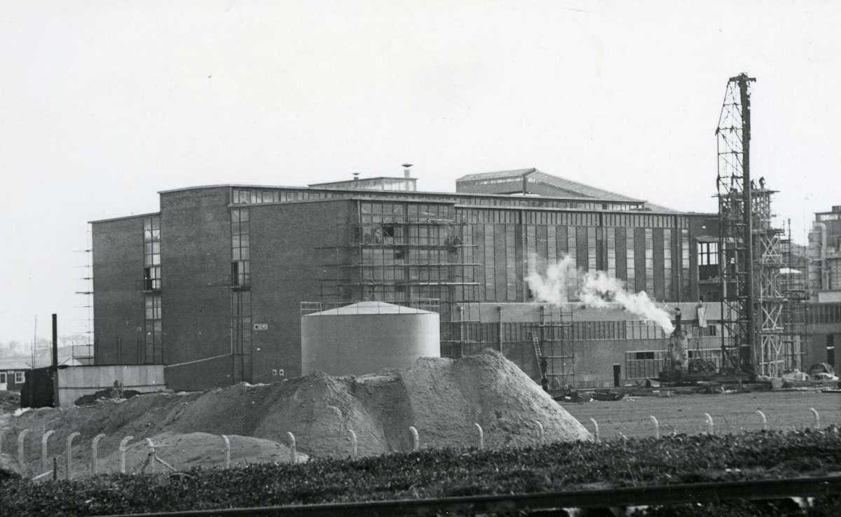 Gezicht op een der fabrieken in aanbouw op het Sodafabriekterrein.
