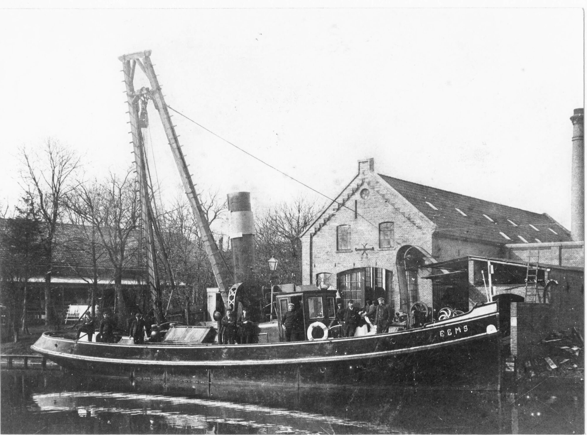 Appingedam : In het Nieuwe Diep ligt de stoomboot Eems, achter stoomsmederij Borga (Ter Borg en Mensinga)