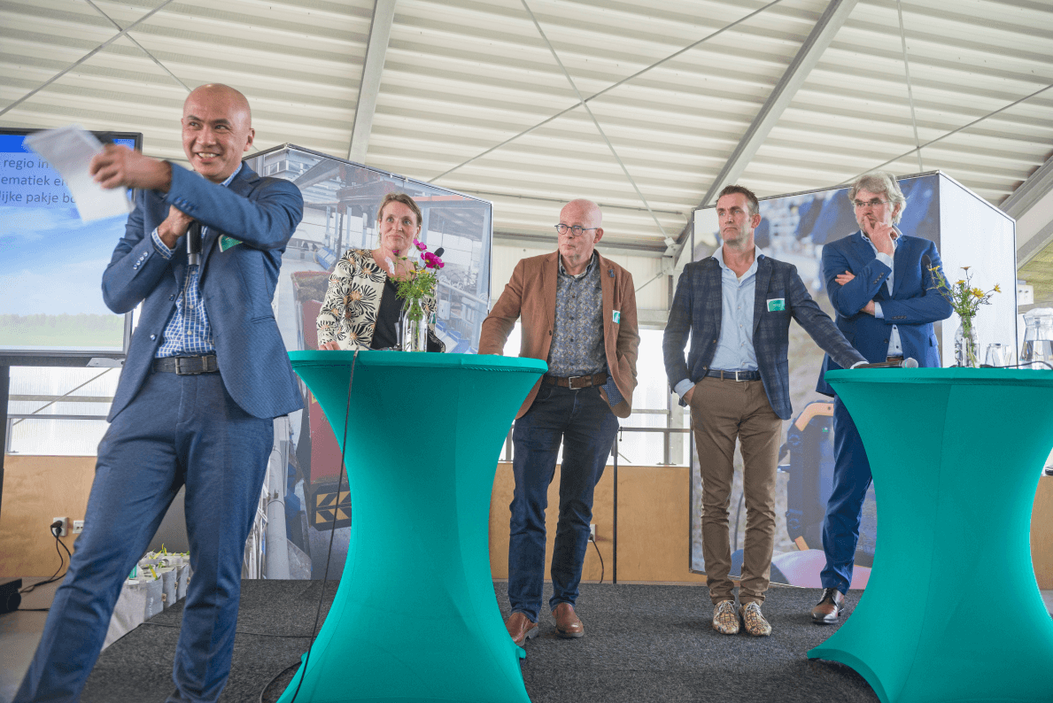 V.L.N.R. ALEX BERHITU, MARIEKE MOSSINK (MINISTERIE VAN LNV), WIM BUSSINK (NMI), DIRK BRUINS (LTO NOORD) EN HENK EMMENS (GEDEPUTEERDE PROVINCIE GRONINGEN)