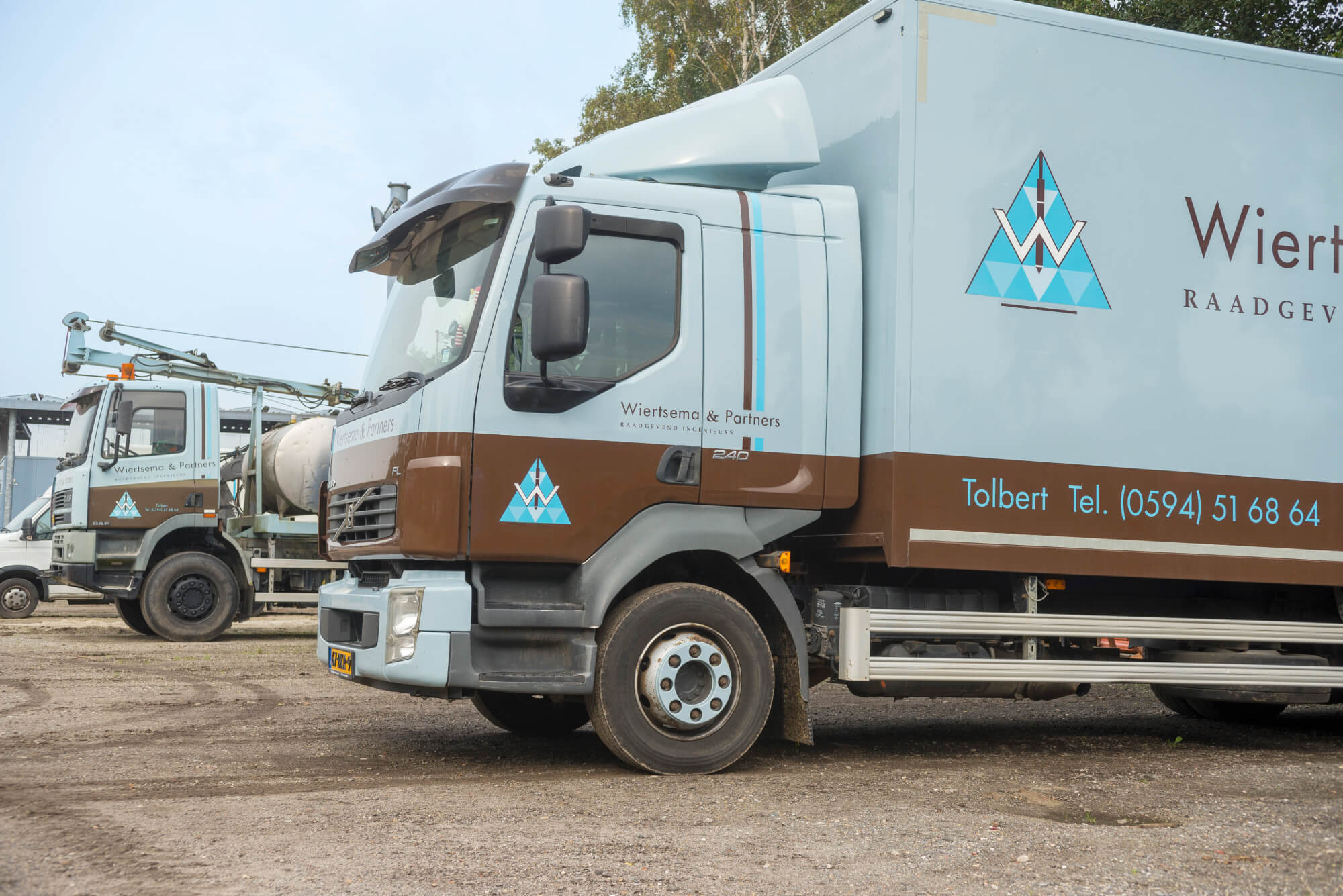 Een vrachtauto van Wiertsema & Partners