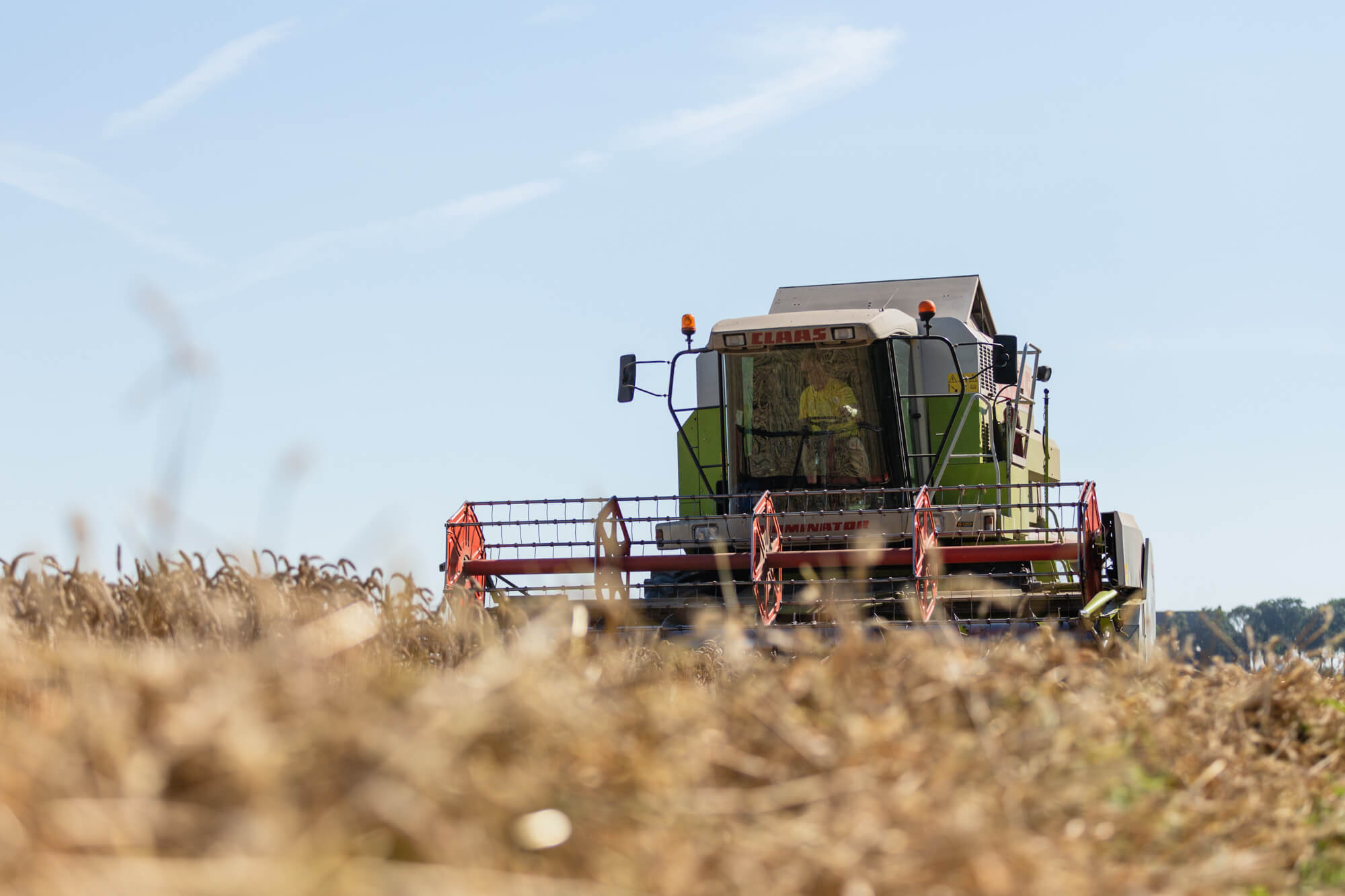 Een tractor op het land