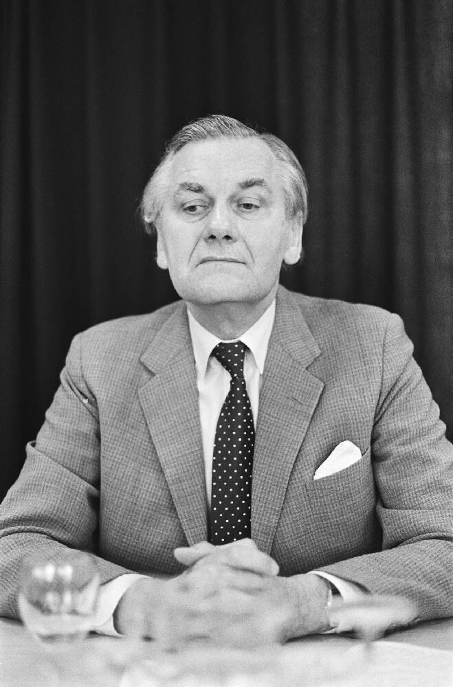 G.A. Wagner bij de presentatie van rapport van de adviescommissie inzake het industriebeleid 1981