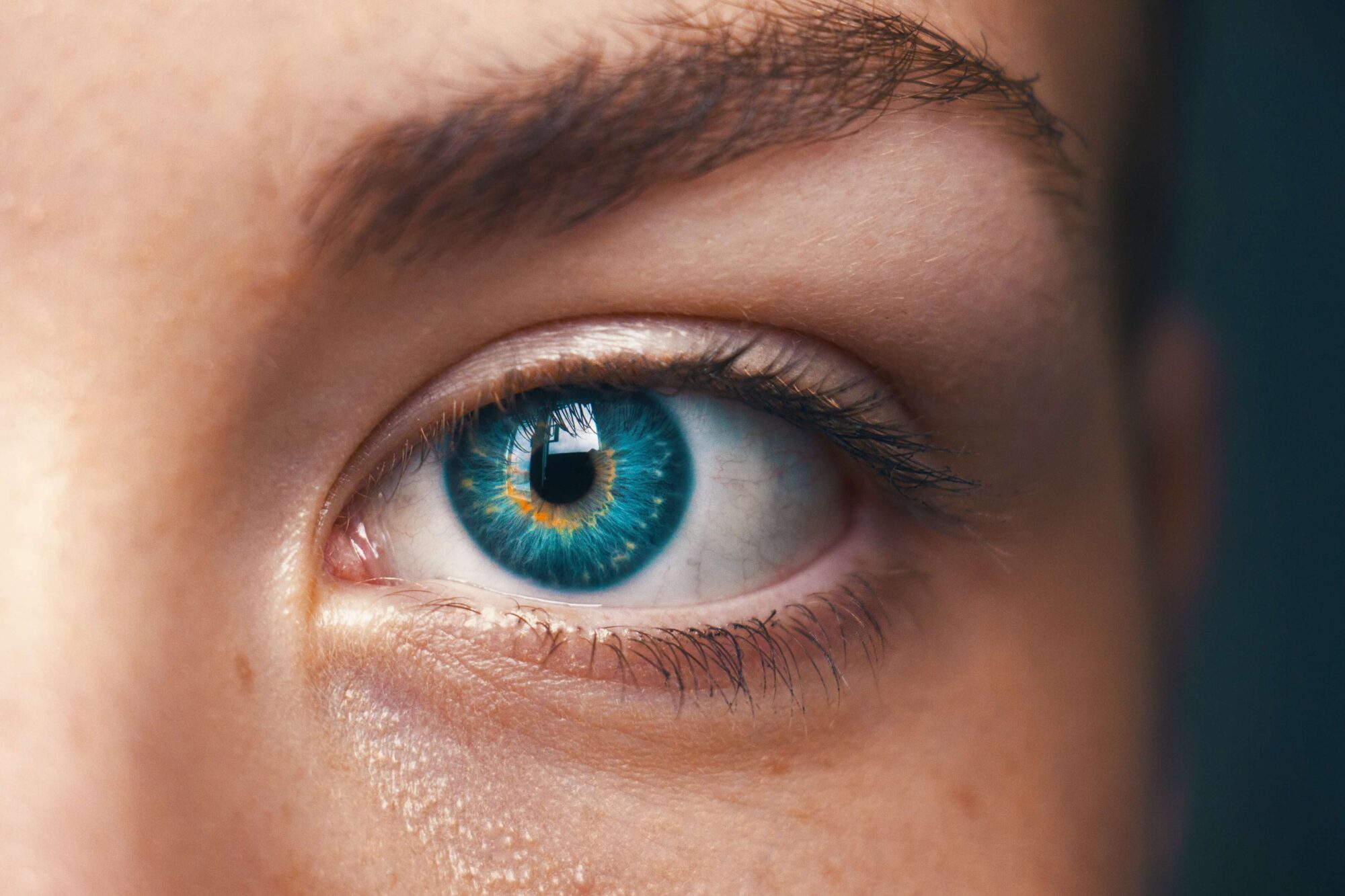Een vrouwelijk oog van dichtbij