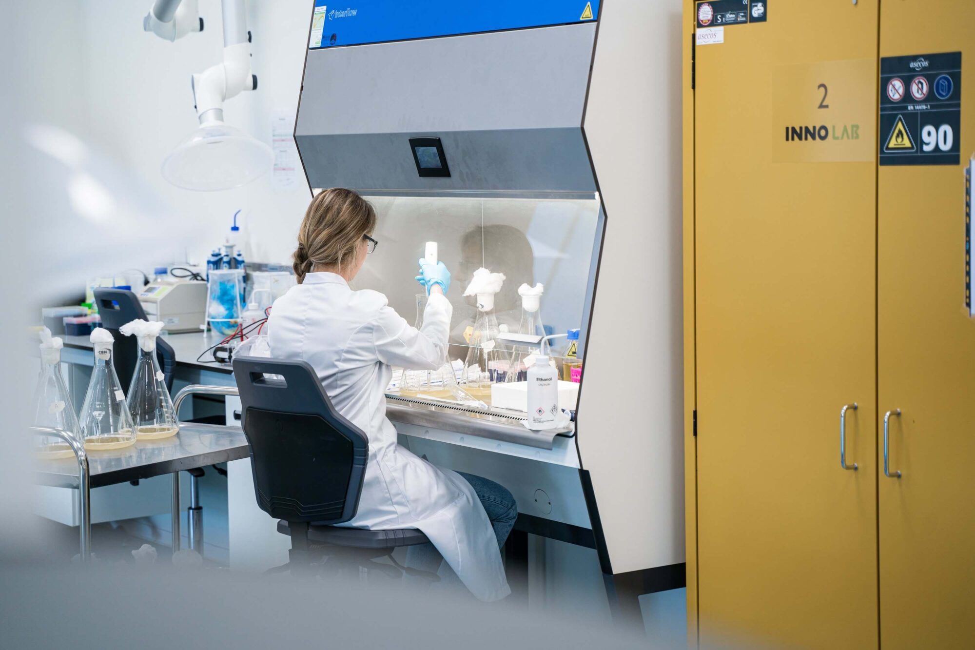 A vrouwelijk lab medewerker aan het werk