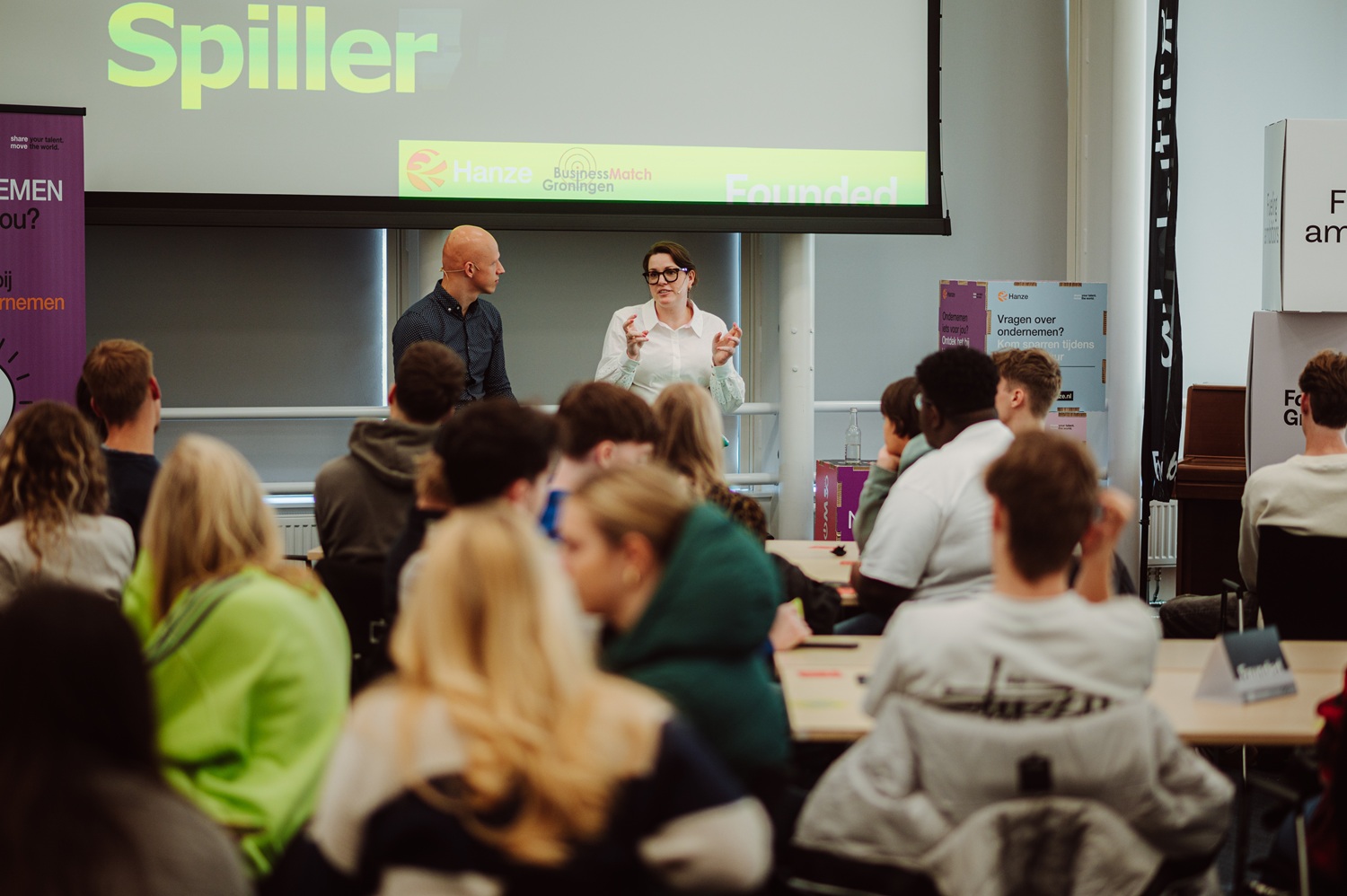 Johanna Spiller deelt ondernemersles uit aan studenten