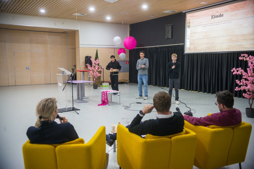 Leerlingen pitchen voor de jury