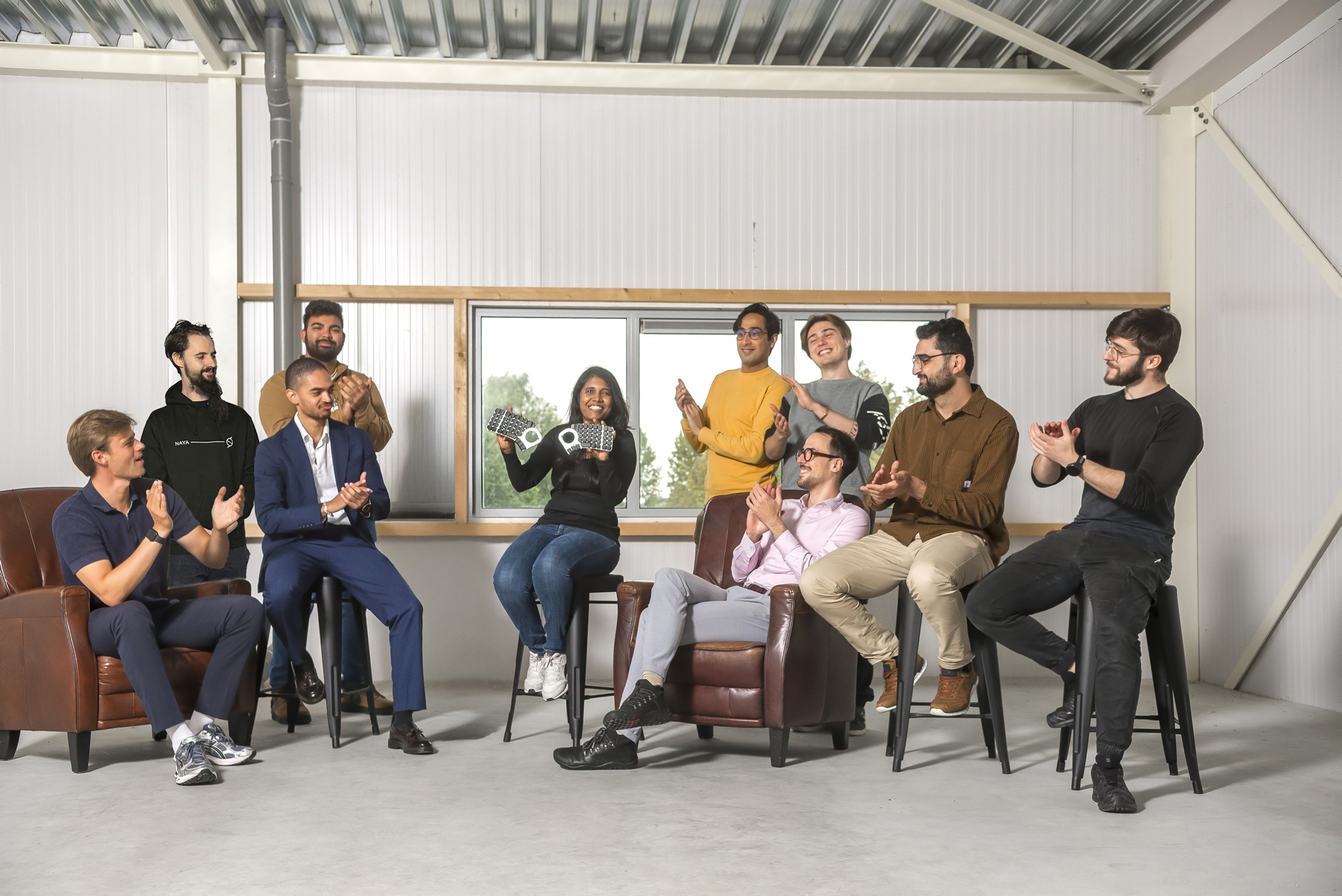 V.l.n.r.: Niclas Bertelsen, Moritz Angermann, Brandon McKinney (zittend), Shuhul Koul, Meena Priya Singaravelan, Omid Bazangani, Tom Theuer (zittend), Aidan Ferentinos, Muhammed Abdulrhman en Kalin Popov van Naya