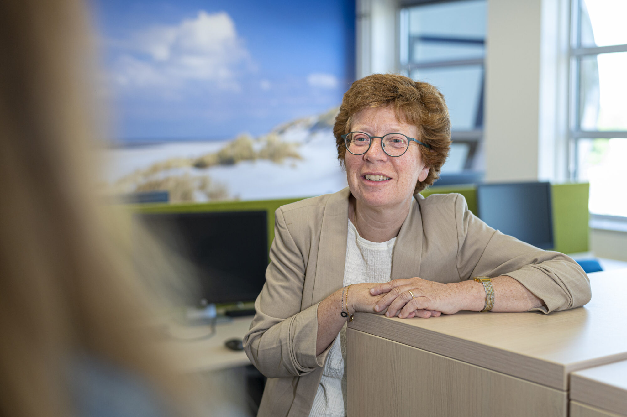 Een NOM medewerker op het kantoor van de NOM