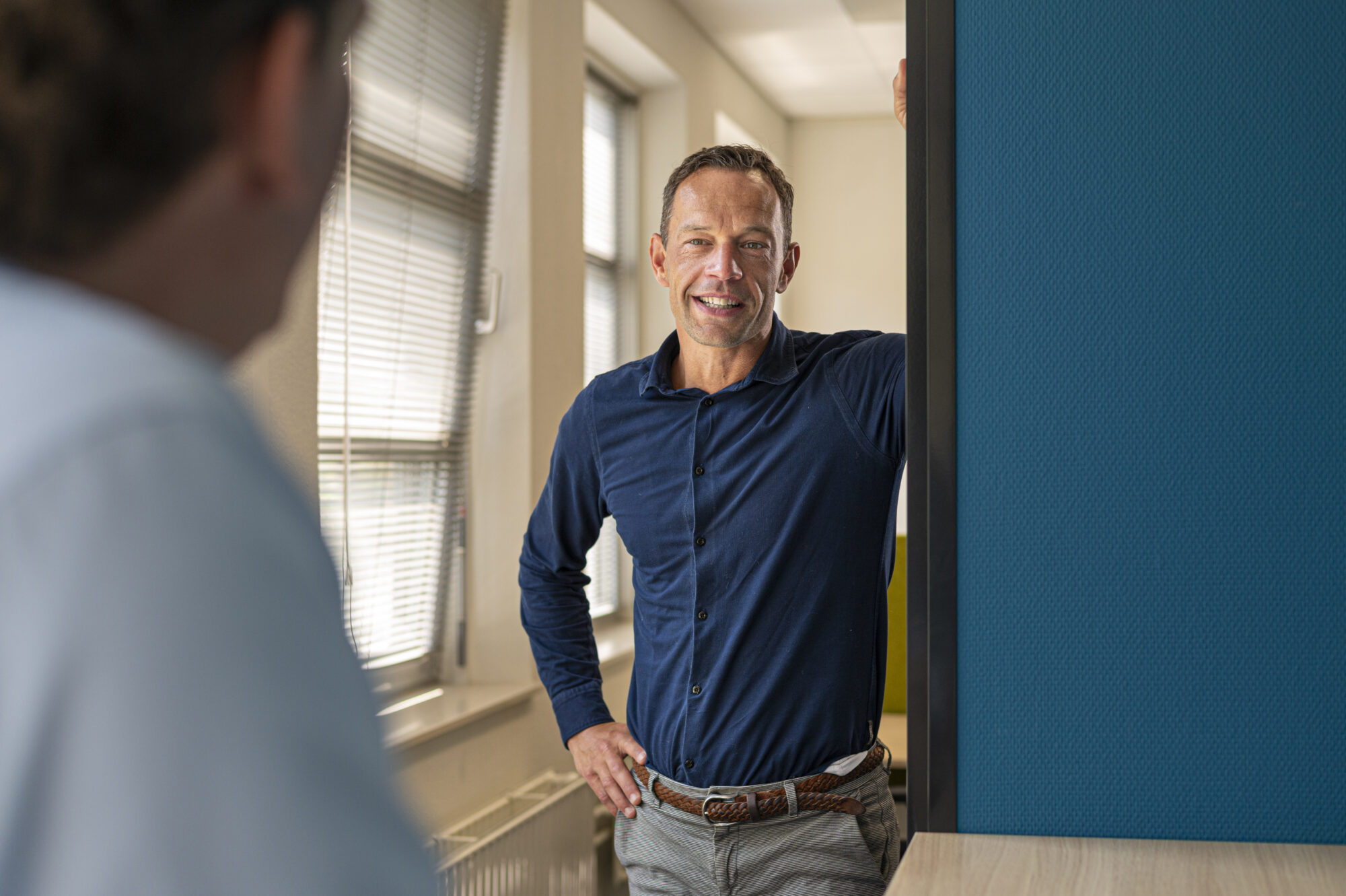 Twee NOM collega's op het kantoor van de NOM