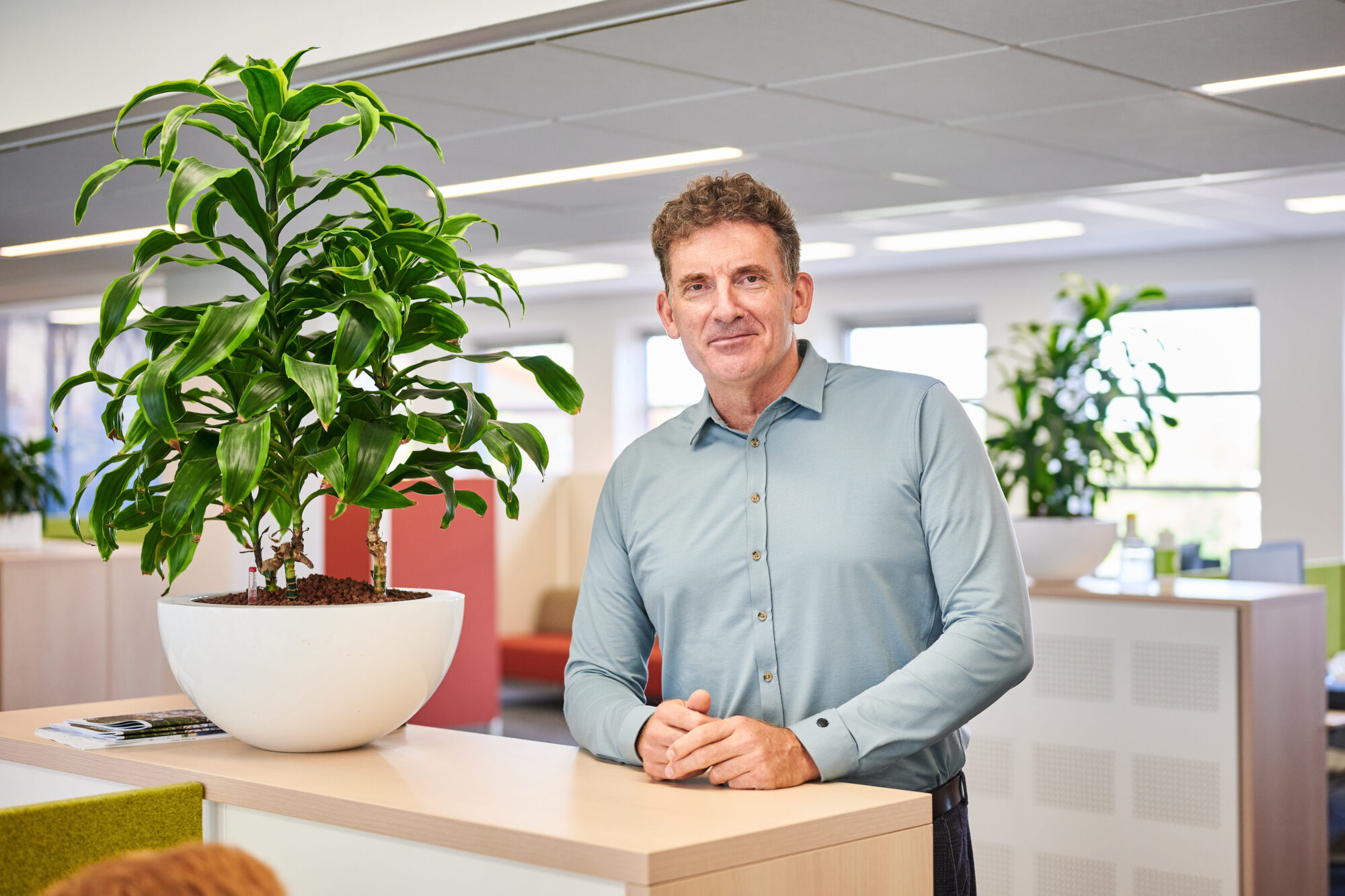 Een NOM collega op het kantoor van de NOM