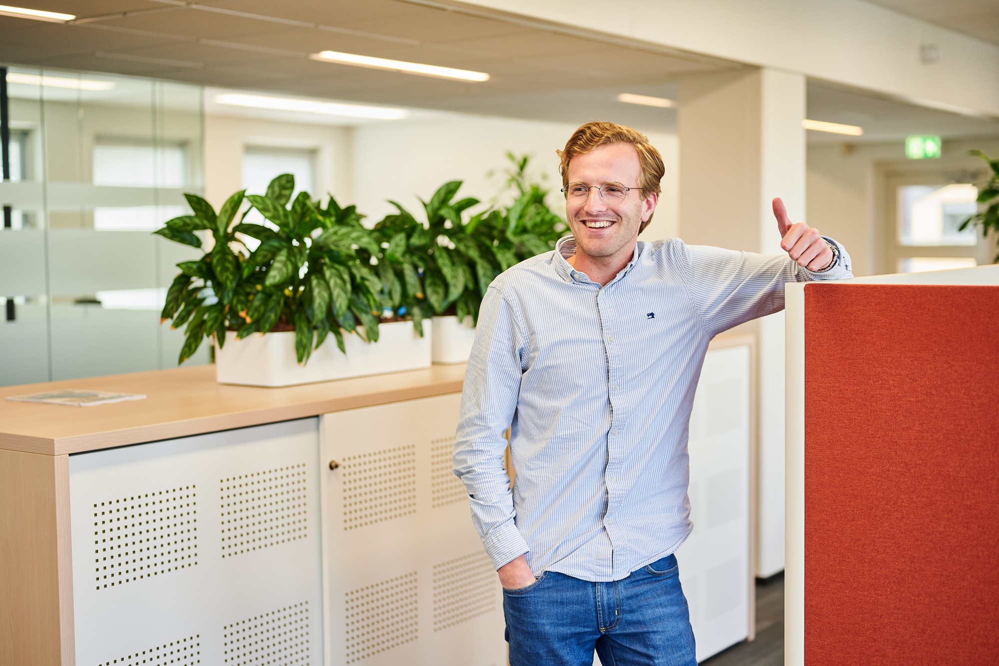 Een NOM collega op het kantoor van de NOM