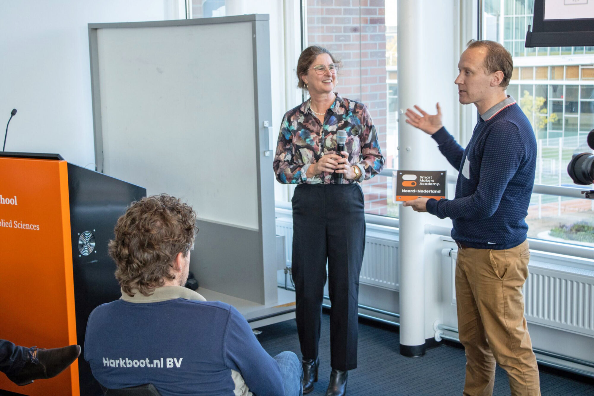 Tim van der Voord, programmamanager Smart Makers Academy Nederland overhandigt 
de landelijke SMA aan Marike Peterzon