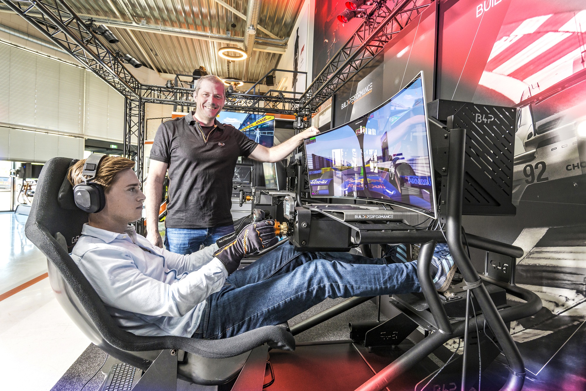 Alexander Draaijer en Martijn van der Woord met de racesimulator van Build4Performance