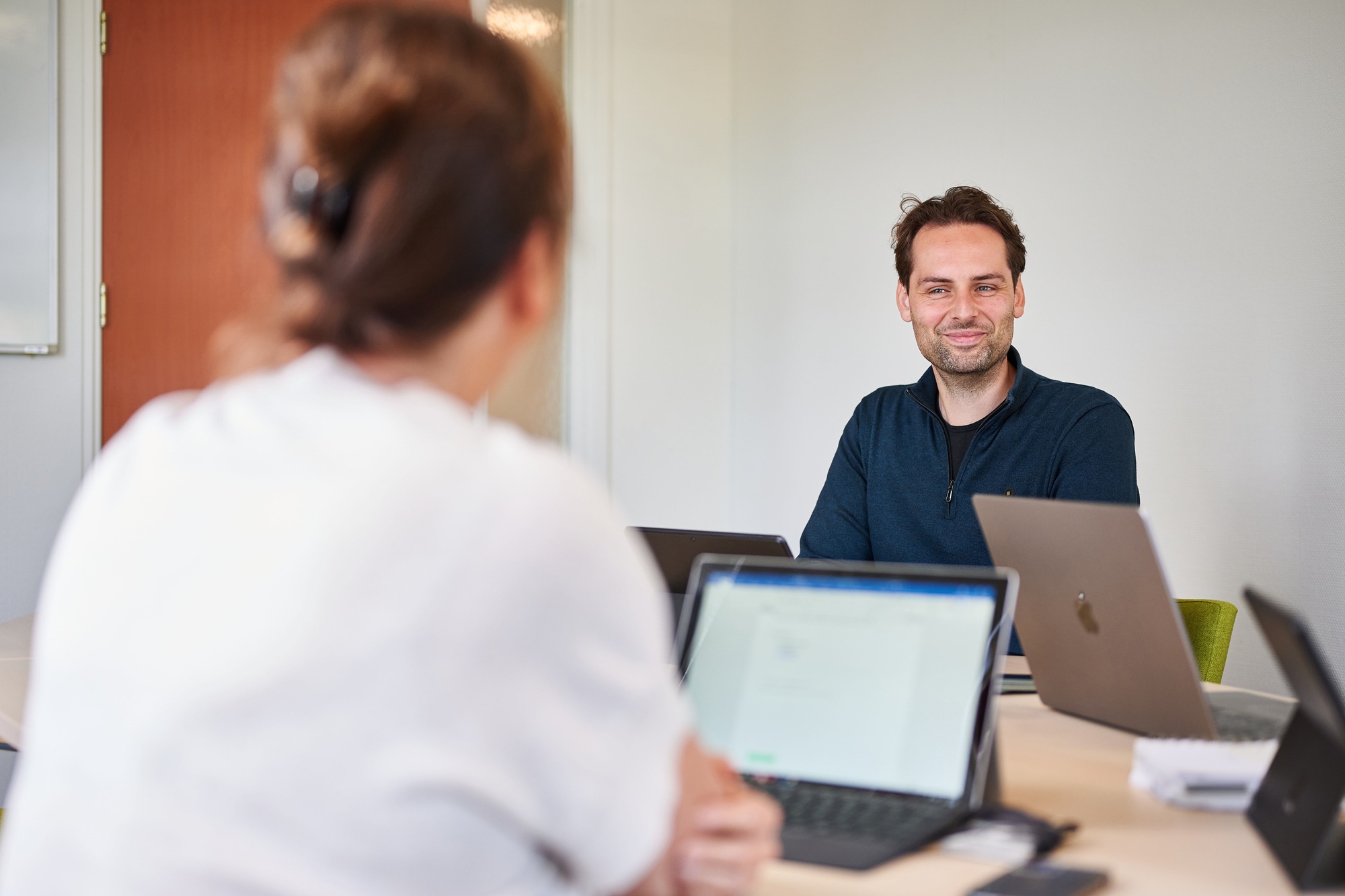 Een NOM collega op kantoor van de NOM