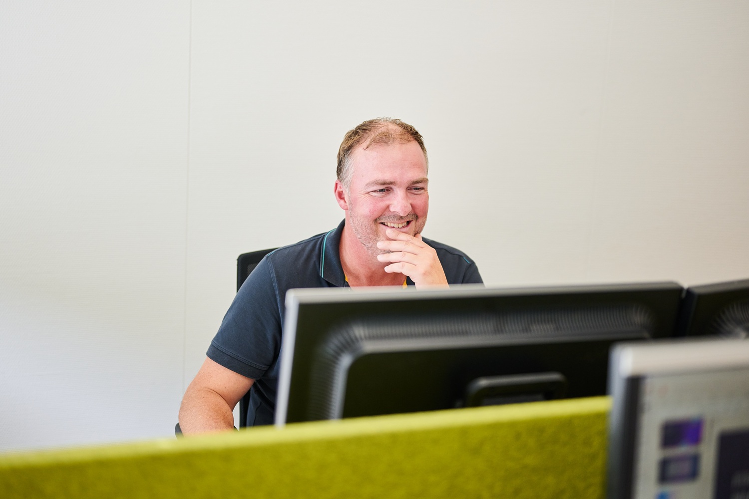 Een NOM collega op het kantoor van de NOM