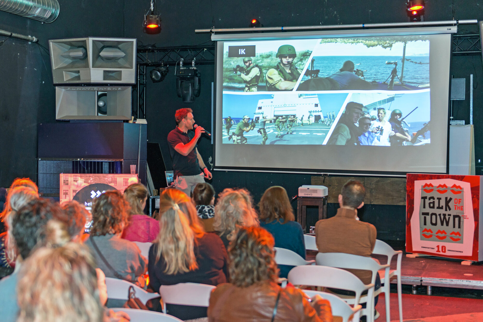 Simon Aardema presenteert