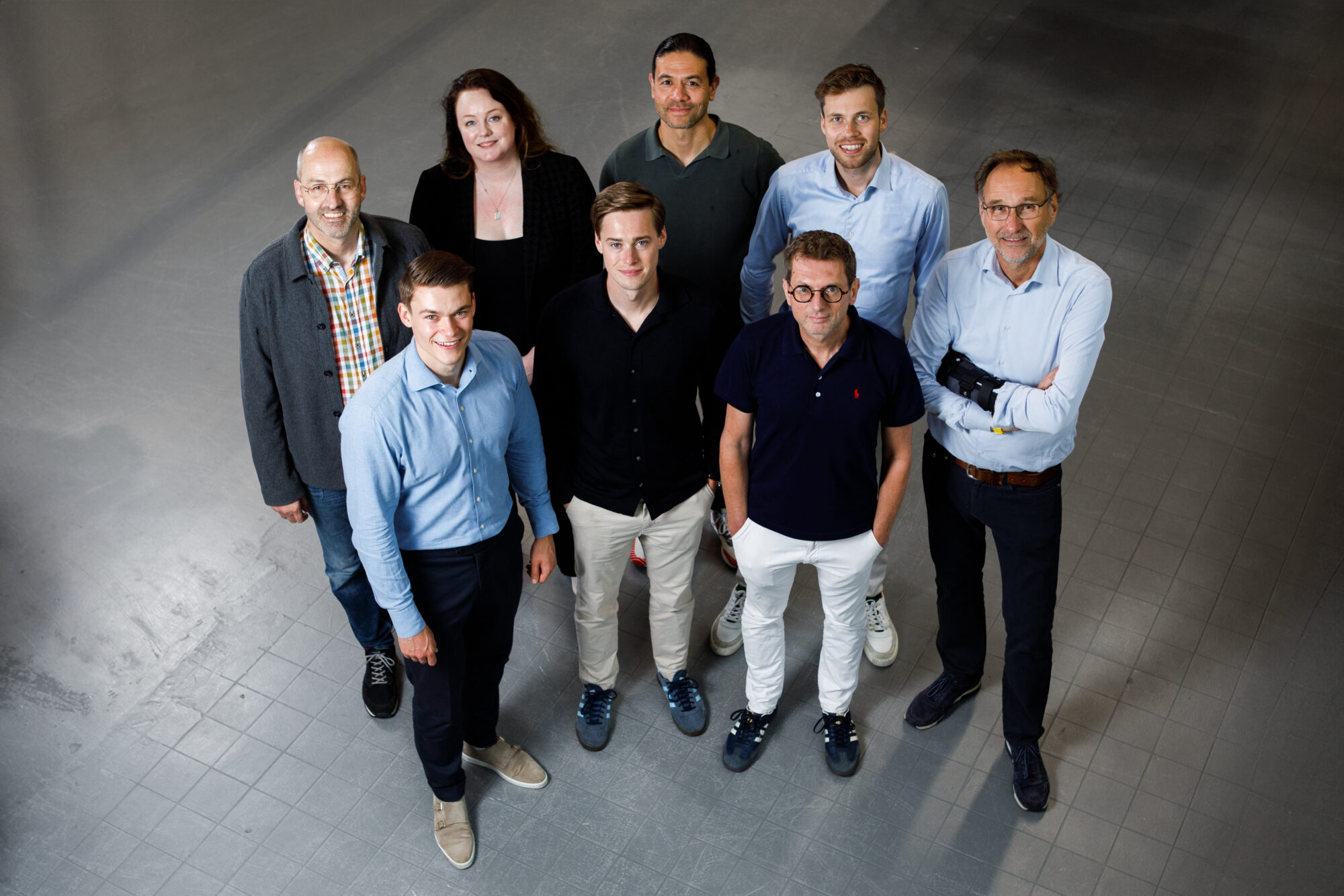 Voor van links naar rechts: Pascal van Boxtel (AVOXT), Alexander Draaijer (NOM), Sybo Zijlstra (FOM). Achter van links naar rechts: Frank van de Ven (Brabant Startup Fonds), Kyra Weaver (Future Tech Ventures), Niek Huizenga (Future Tech Ventures), Thomas Hekman (NOM) en Ton Rademaker (AVOXT).