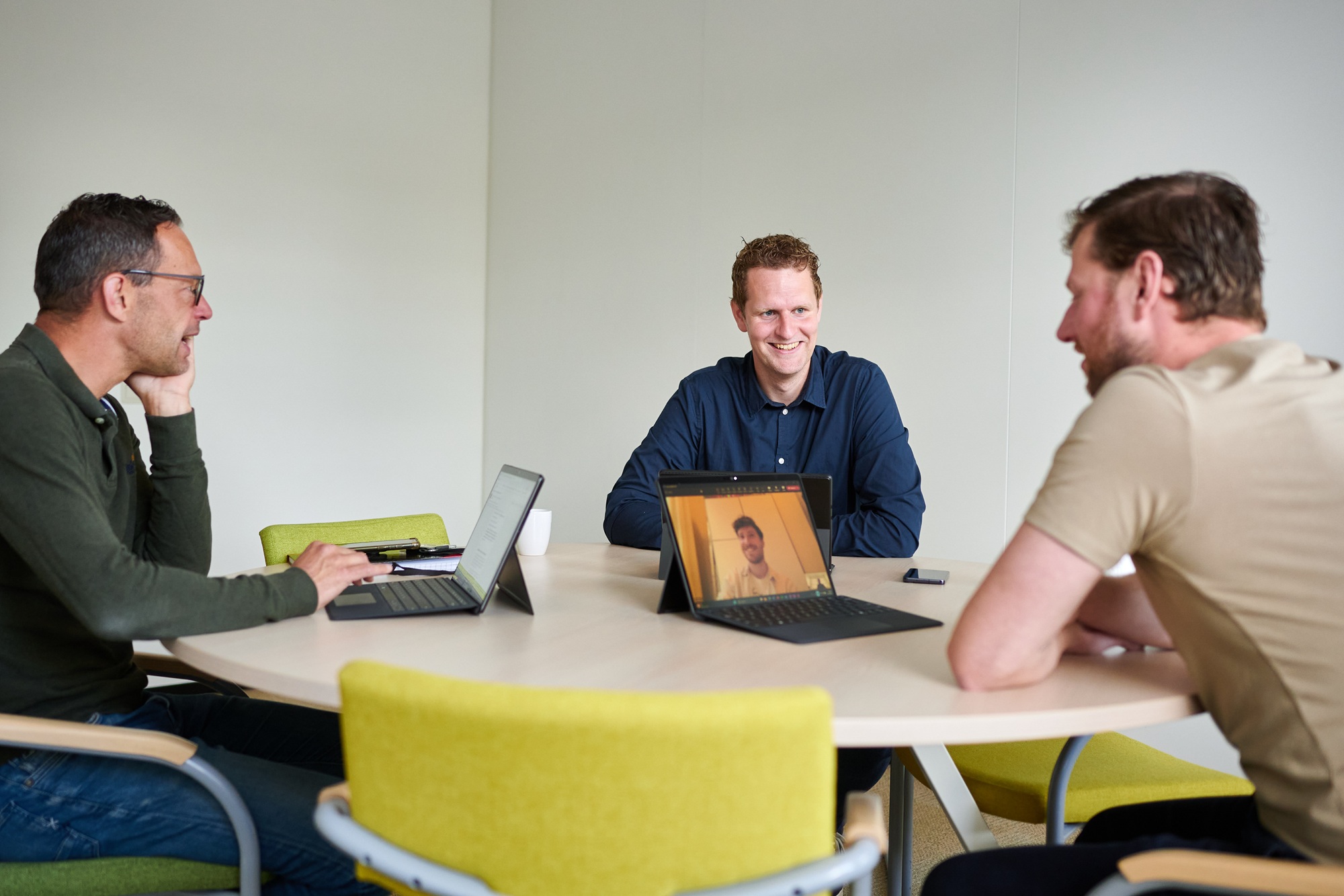 Drie NOM collega's op het kantoor van de NOM