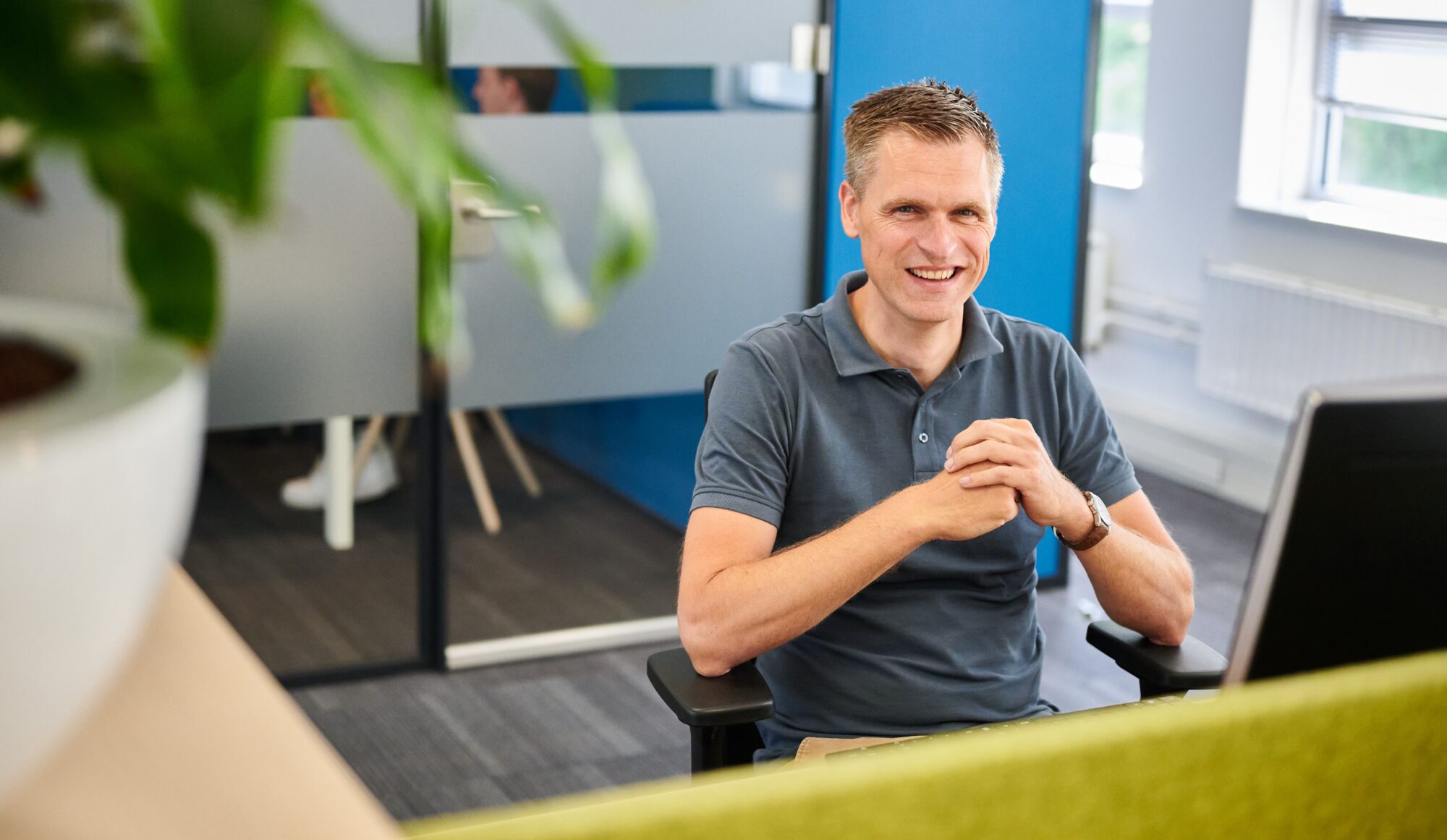 Een NOM collega op het kantoor van de NOM