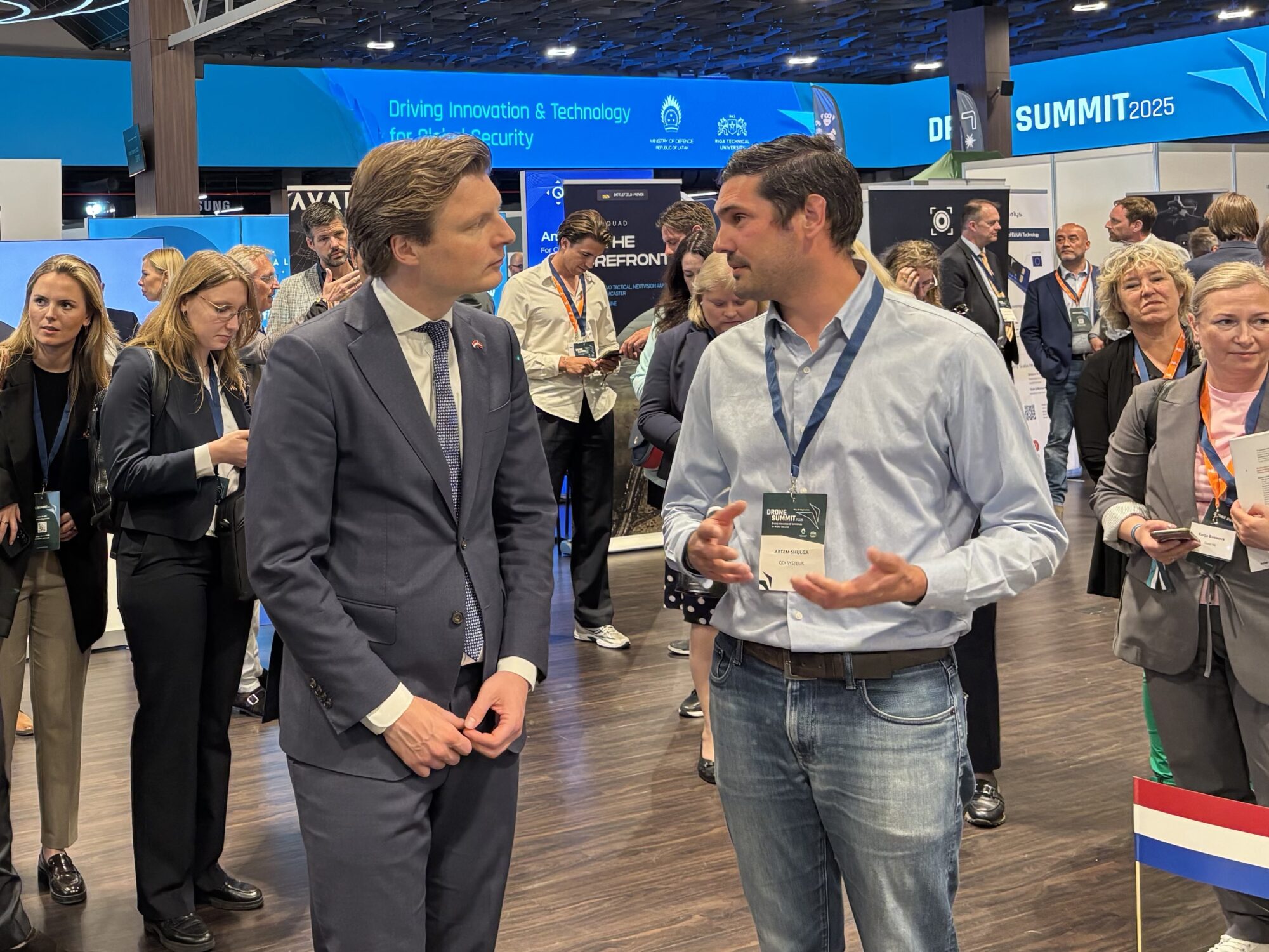 CEO Artem Shulga tijdens de Drone Summit in gesprek met de Nederlandse minister van Defensie, Ruben Brekelmans