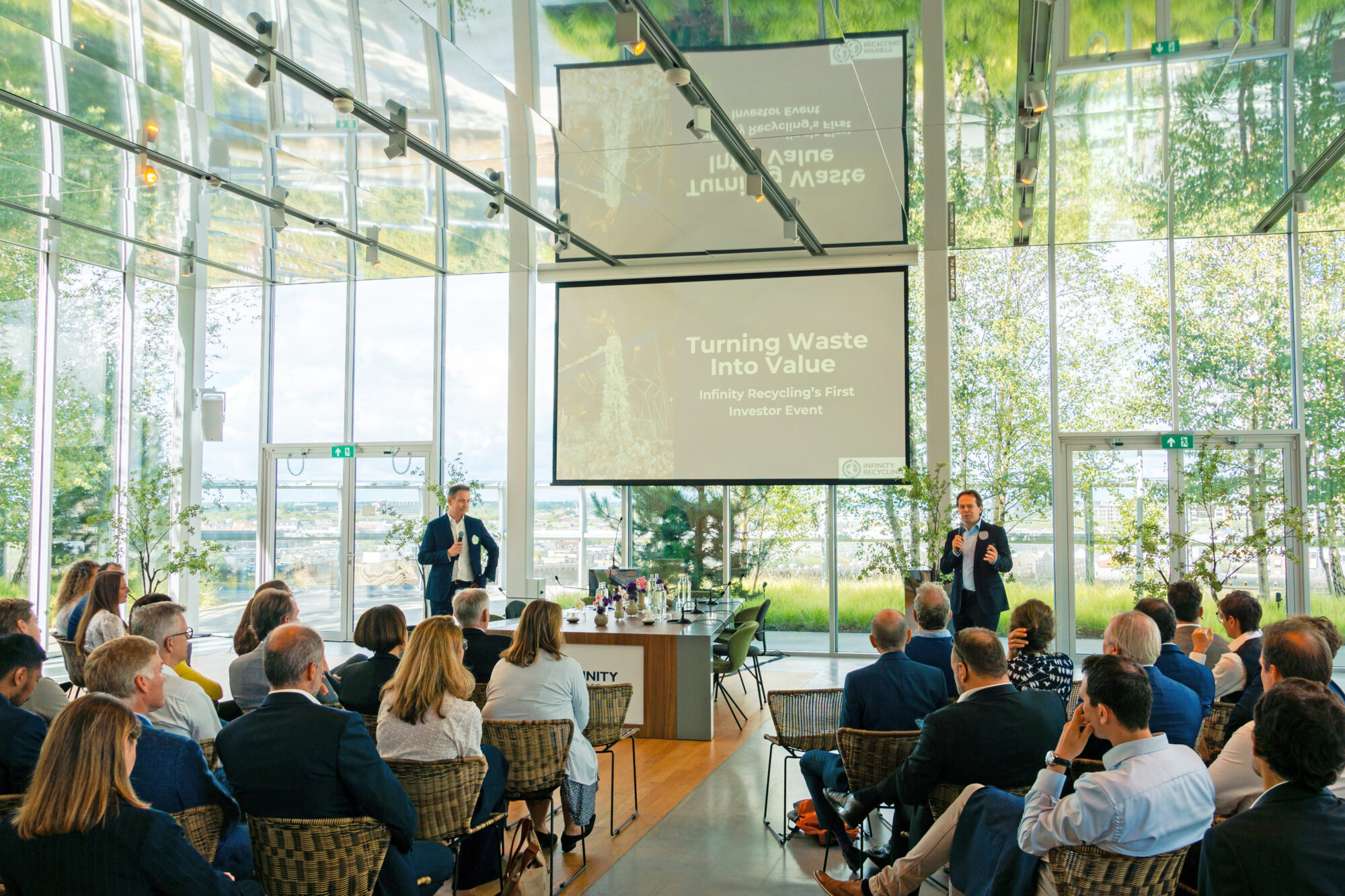 roen Kelder (links) en Jan Willem Mulder (rechts) tijdens het jaarlijkse investeerdersevenement van Infinity Recycling in 2024.