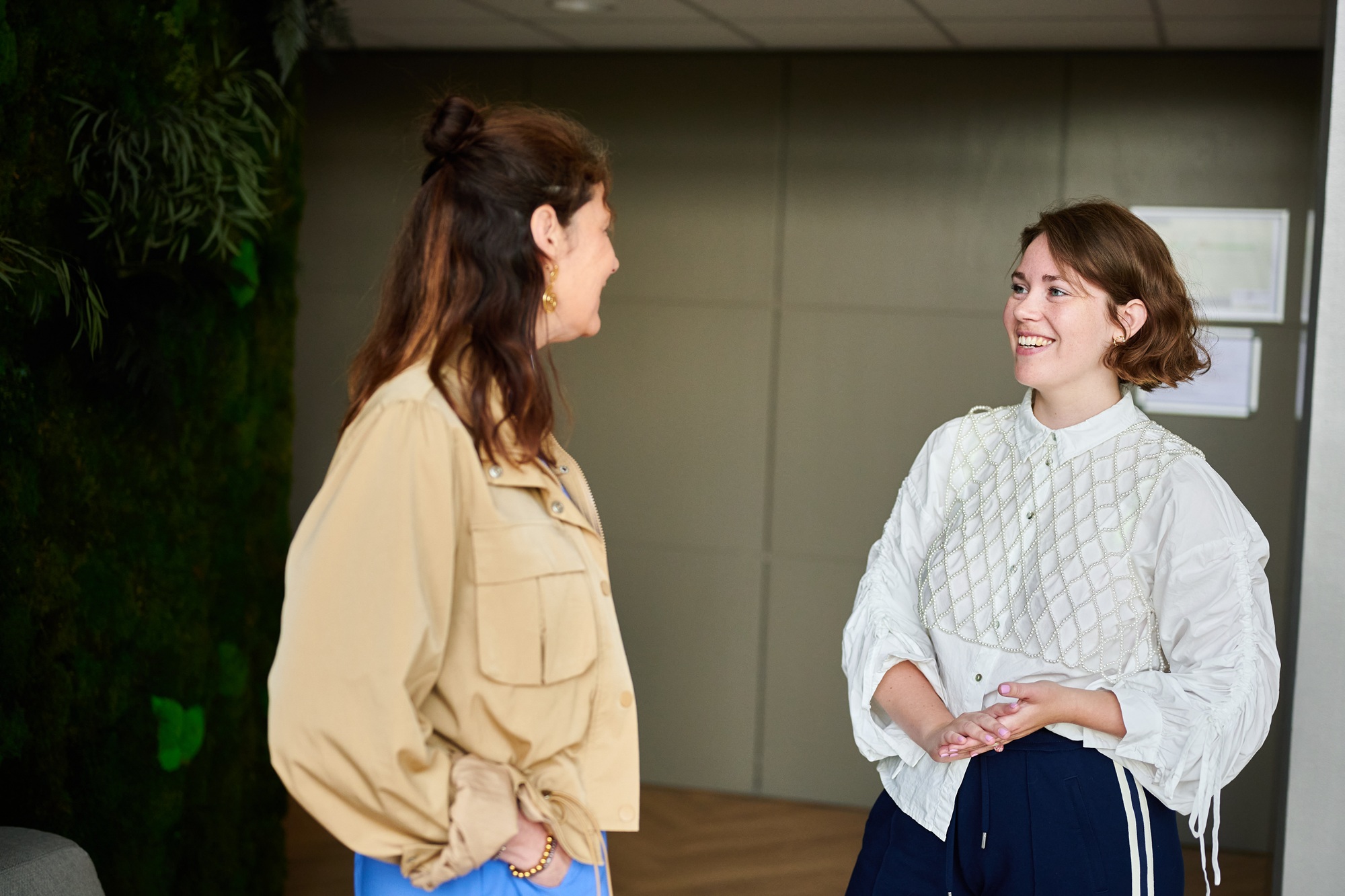 Twee NOM collega's met elkaar in gesprek