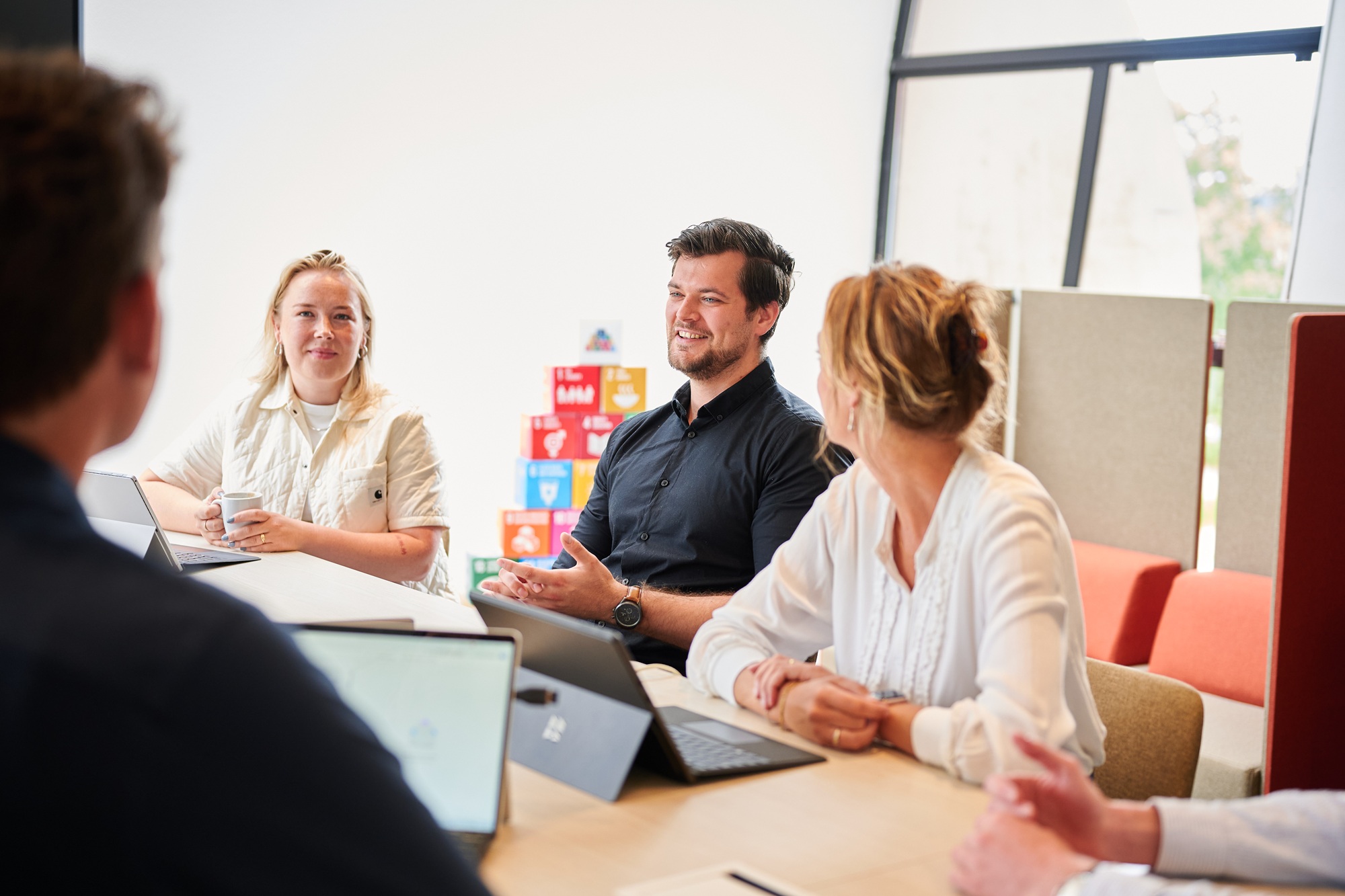 Drie NOM collega's met elkaar in gesprek