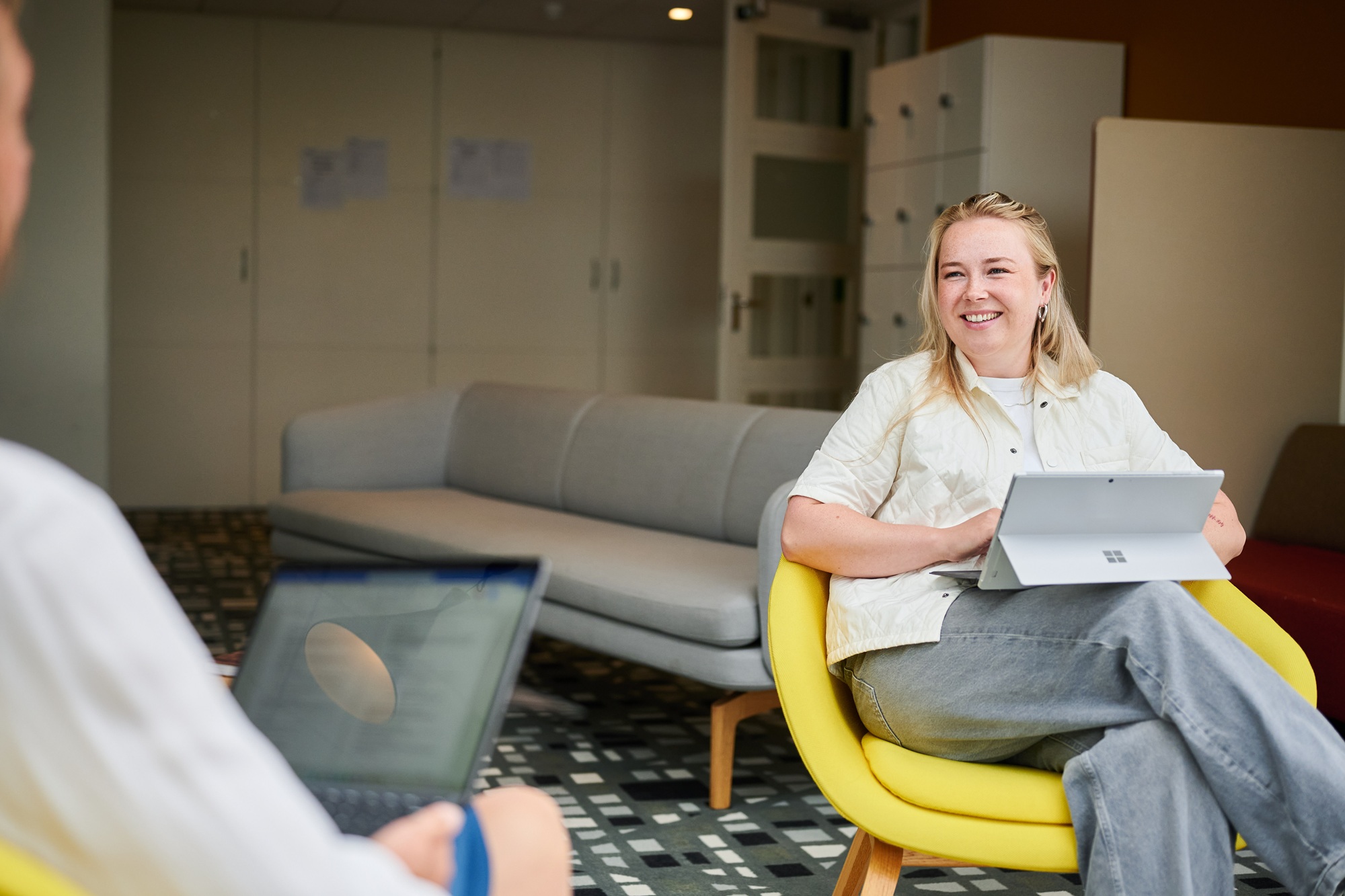 Een NOM collega op het kantoor van de NOM