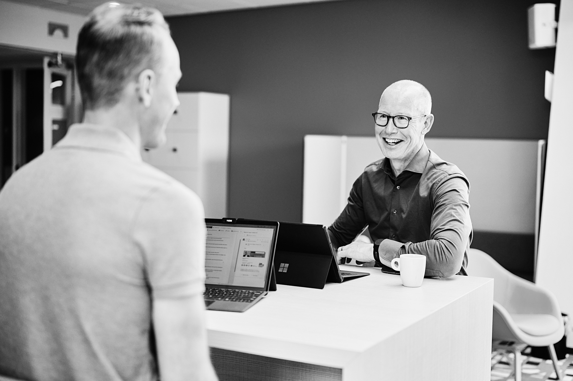 NOM collega's met elkaar in gesprek op het kantoor van de NOM
