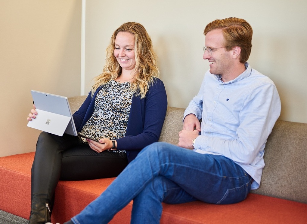 Een aantal NOM collega's in gesprek op het kantoor van de NOM