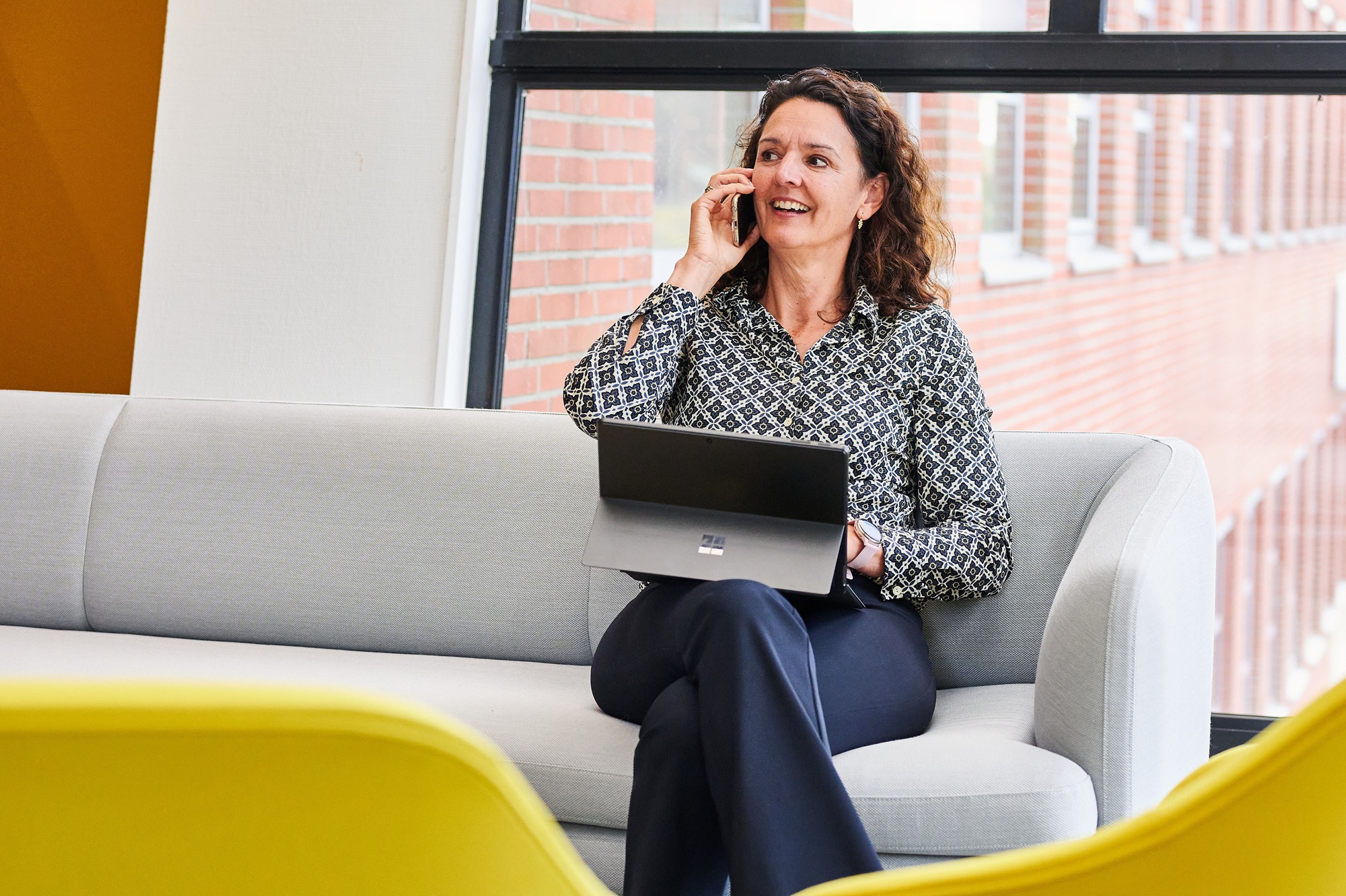 Een NOM collega aan de telefoon
