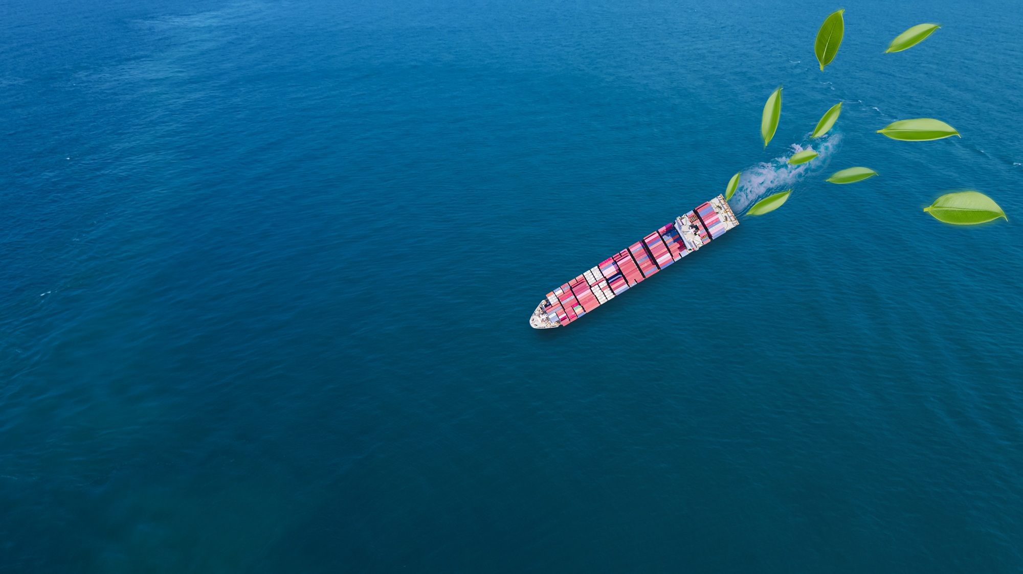 Een vrachtschip op zee