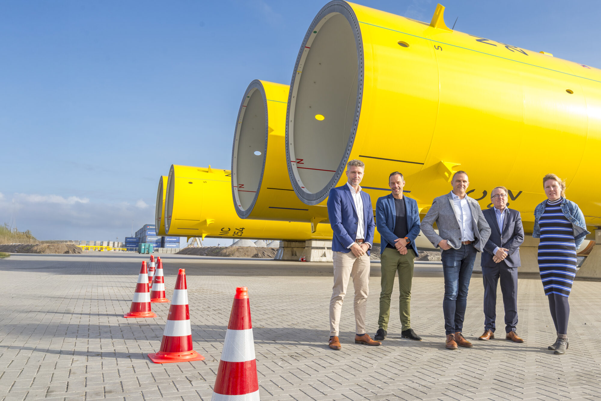 Op de foto van links naar rechts: Johannes Offringa (Rabobank), Gijs Vermeer (Groninger Groeifonds), Marc Wegman (Buss Terminal), Erik Bertholet (Groningen Seaports) en Betty Postma (NOM)