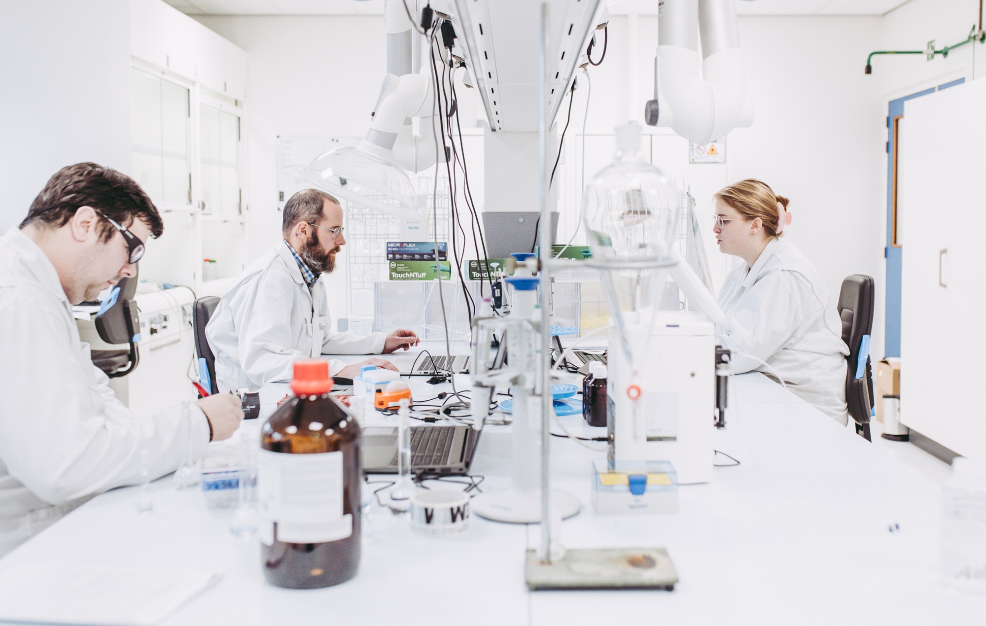 Twee medewerkers van Ofichem aan het werk